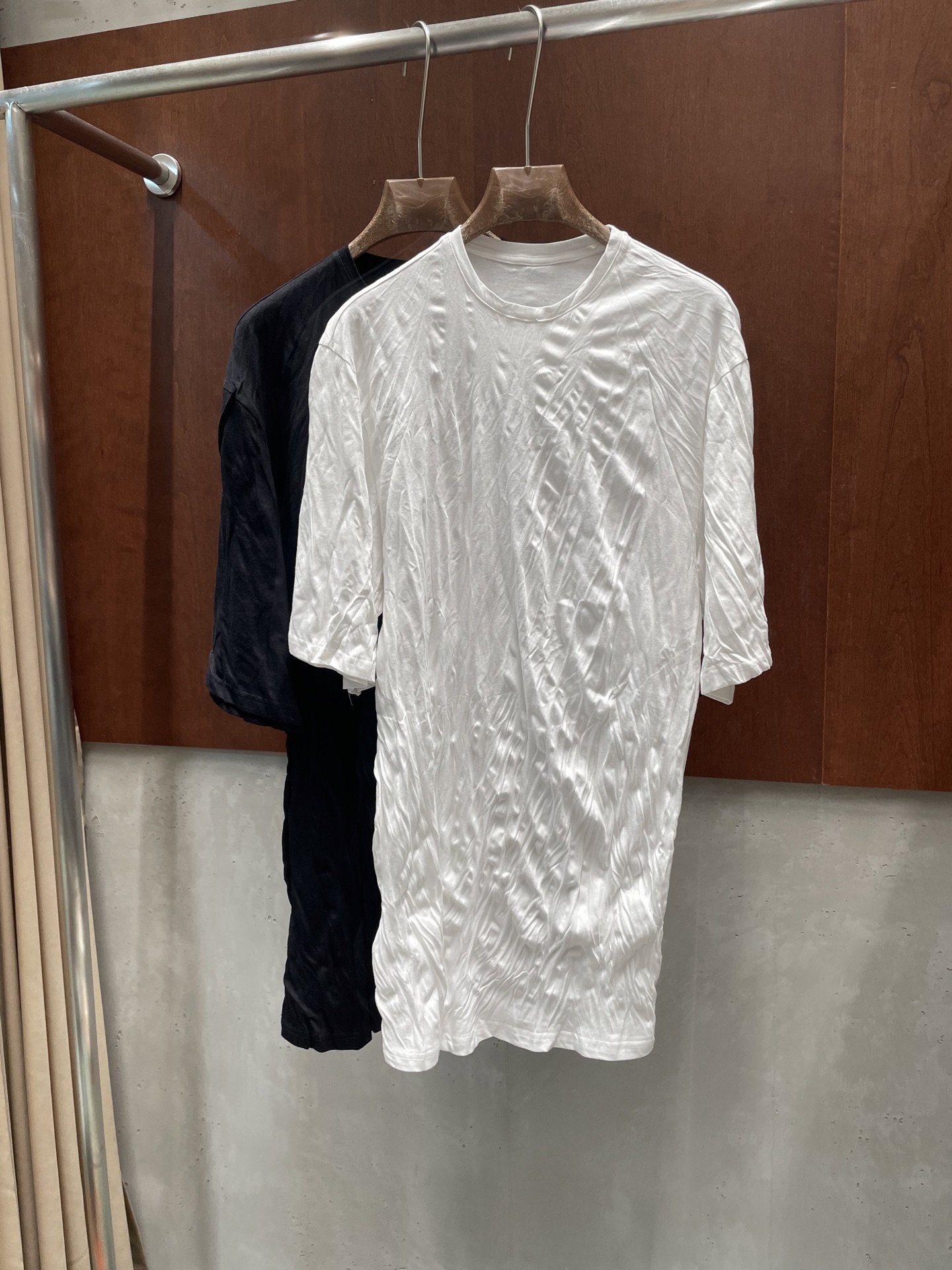 NO:901957,totem* 2026 summer new pleated T-shirt, loose fit, three-dimensional pleated technology, black and white 343638 real photos, tees, t-shirt,19860909totem* 2026夏季新款褶皱T恤 宽松版型 立体褶皱工艺 黑色白色 343638 实拍图,,tees，t-shirt,,Women's clothing