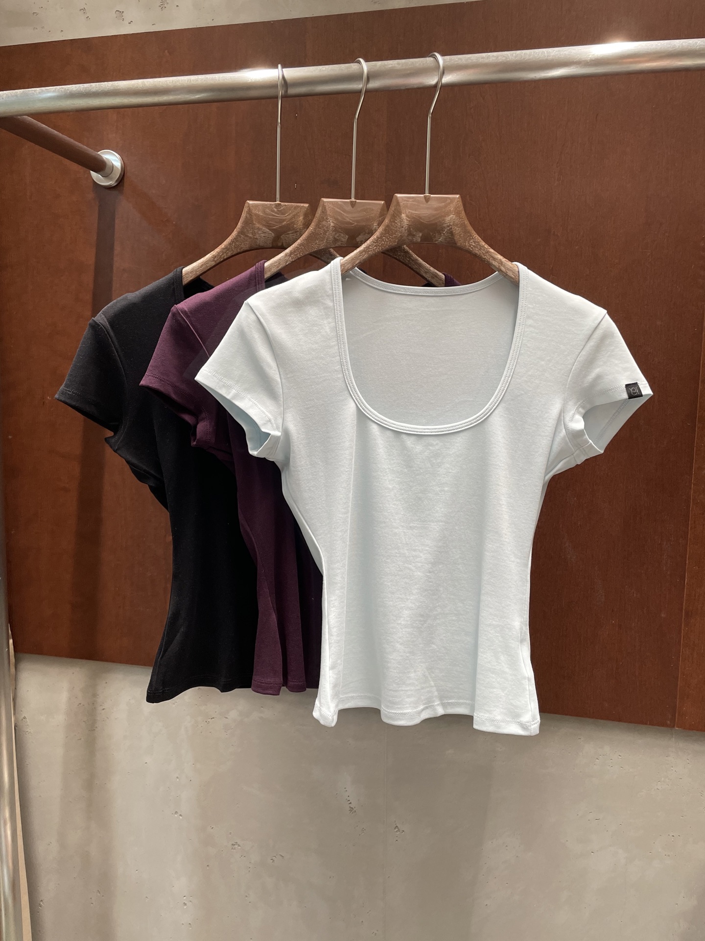 NO:893811,RA 2026 new summer style large U-neck stretch T-shirt, upper body optimized body proportions, three colors and three sizes, sml real photos, tees, t-shirt,19860909RA 2026夏季新款大U领弹力T恤 上身优化身材比例 三色三码 sml 实拍图,,tees，t-shirt,,Women's clothing