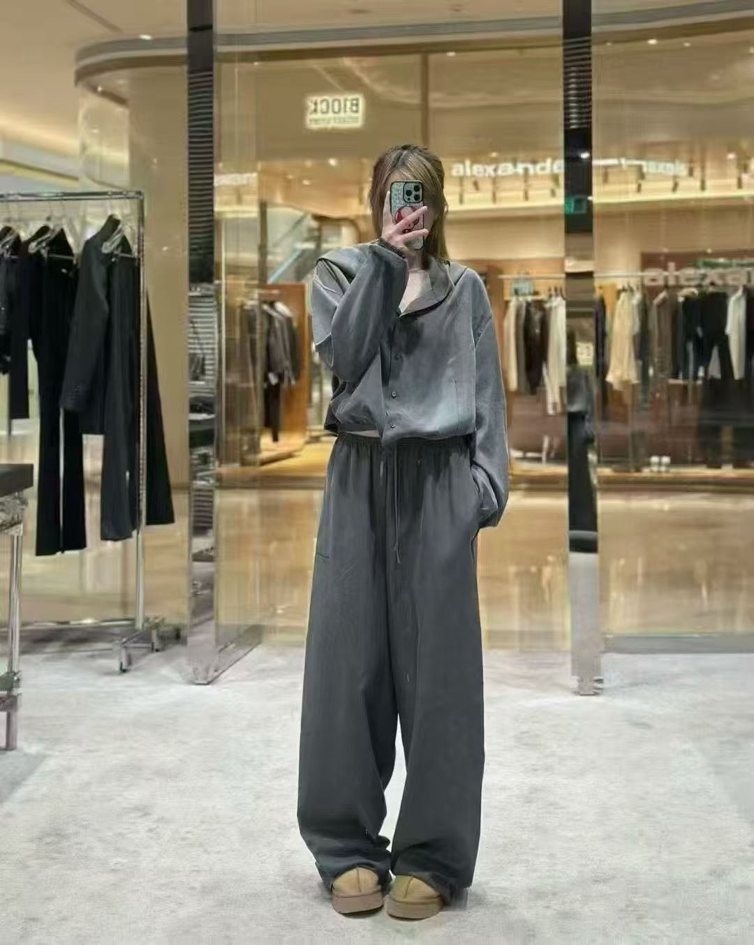 NO:905080,wang26ss mulberry silk straight pants have a cool and casual feel. They match the tops of the same series and are a perfect fit. sml,,19860909wang26ss 桑蚕丝直筒裤冰凉穿感 随性自在 搭配同系列上衣 完美适配 sml,,,Women's clothing