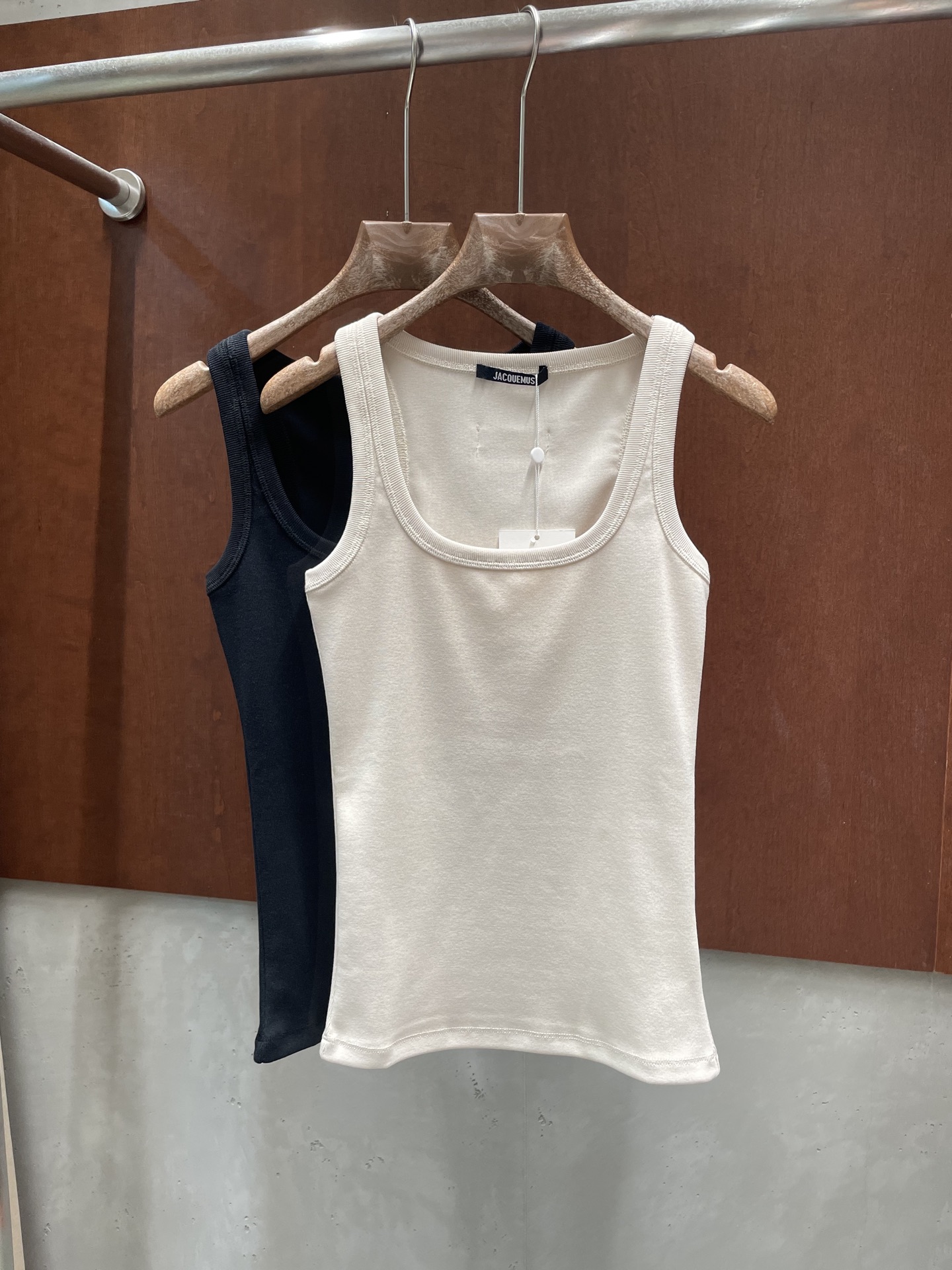 NO:906627,jacquemu* 2026 new summer vest, big U neckline, super slimming, running style, two colors and three sizes, sml real photos,,19860909jacquemu* 2026夏季新款背心 大U领口超级显瘦 跑量款 两色三码 sml 实拍图,,,Women's clothing