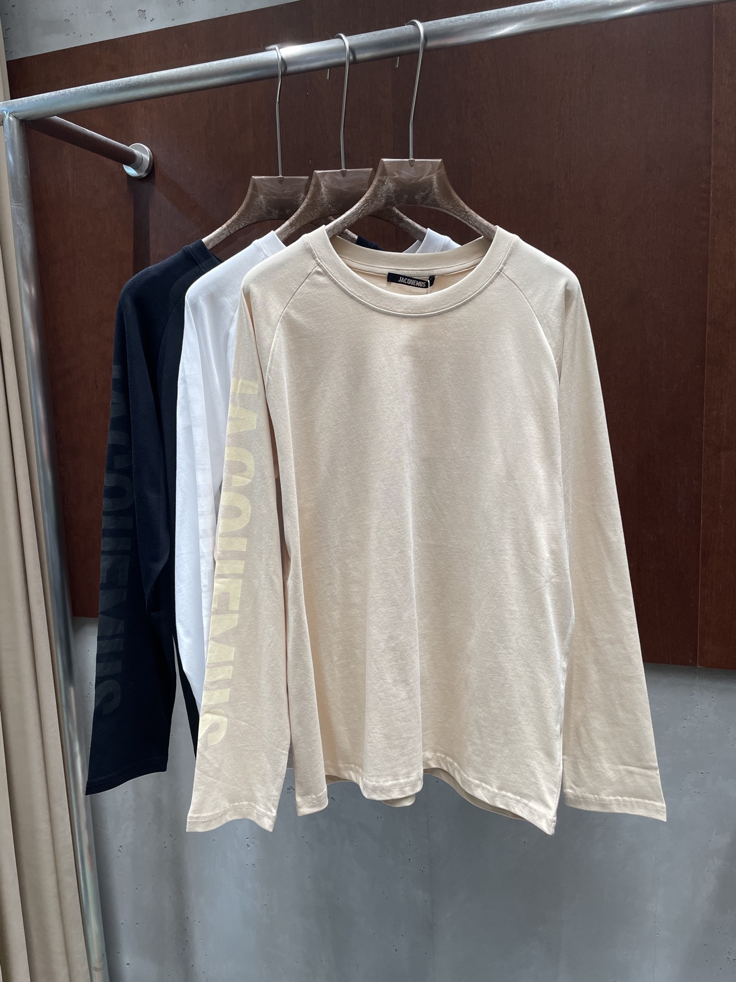NO:948843,jacquemu* 2026 summer new long-sleeved letter logo design, full of sportiness, loose fit, three colors and three codes, sml real shot,,19860909jacquemu* 2026夏季新款长袖 字母logo设计 运动感十足 宽松版型 三色三码 sml 实拍图,,,Women's clothing
