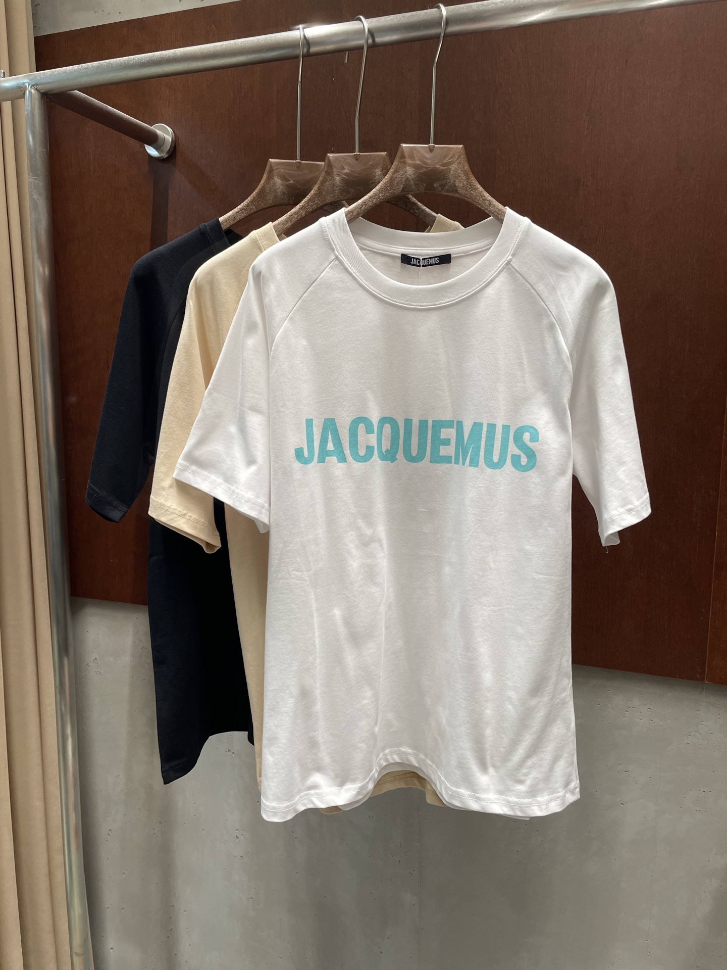 NO:908390,jacquemu* 2026 new summer T-shirt, eye-catching letter logo, loose fit, three colors and three codes, sml real photos, tees, t-shirt,19860909jacquemu* 2026夏季新款T恤 醒目的字母logo 宽松版型 三色三码 sml 实拍图,,tees，t-shirt,,Women's clothing