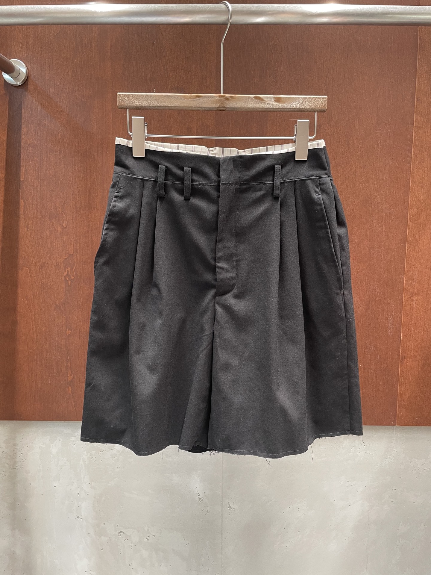 NO:905048,mm6 26ss casual shorts with stitching, bilateral layered design on the waist, linear logo, full recognition, sml, real photos, masion margiela, shorts,19860909mm6 26ss 车线休闲短裤 腰部双边层次设计 标志线性logo 识别度拉满sml 实拍图,,masion margiela,shorts,,Women's clothing