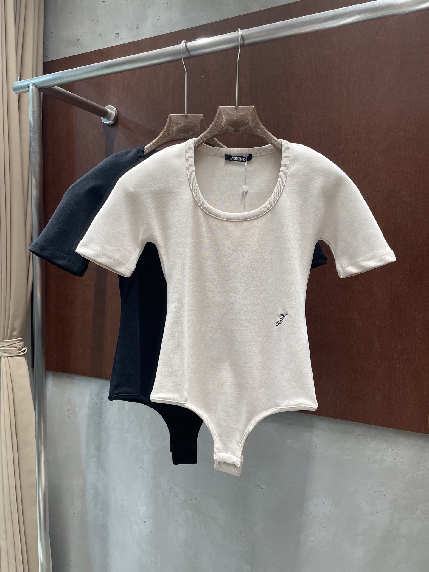 NO:907381,jacquemu* 2026 new summer jumpsuit, embroidered shoulder pad design, full of fashion and high-end sense, two colors and three sizes, sml P real shot,,19860909jacquemu* 2026夏季新款连体衣 刺绣垫肩设计 时髦高级感满满 两色三码 sml P实拍图,,,Women's clothing