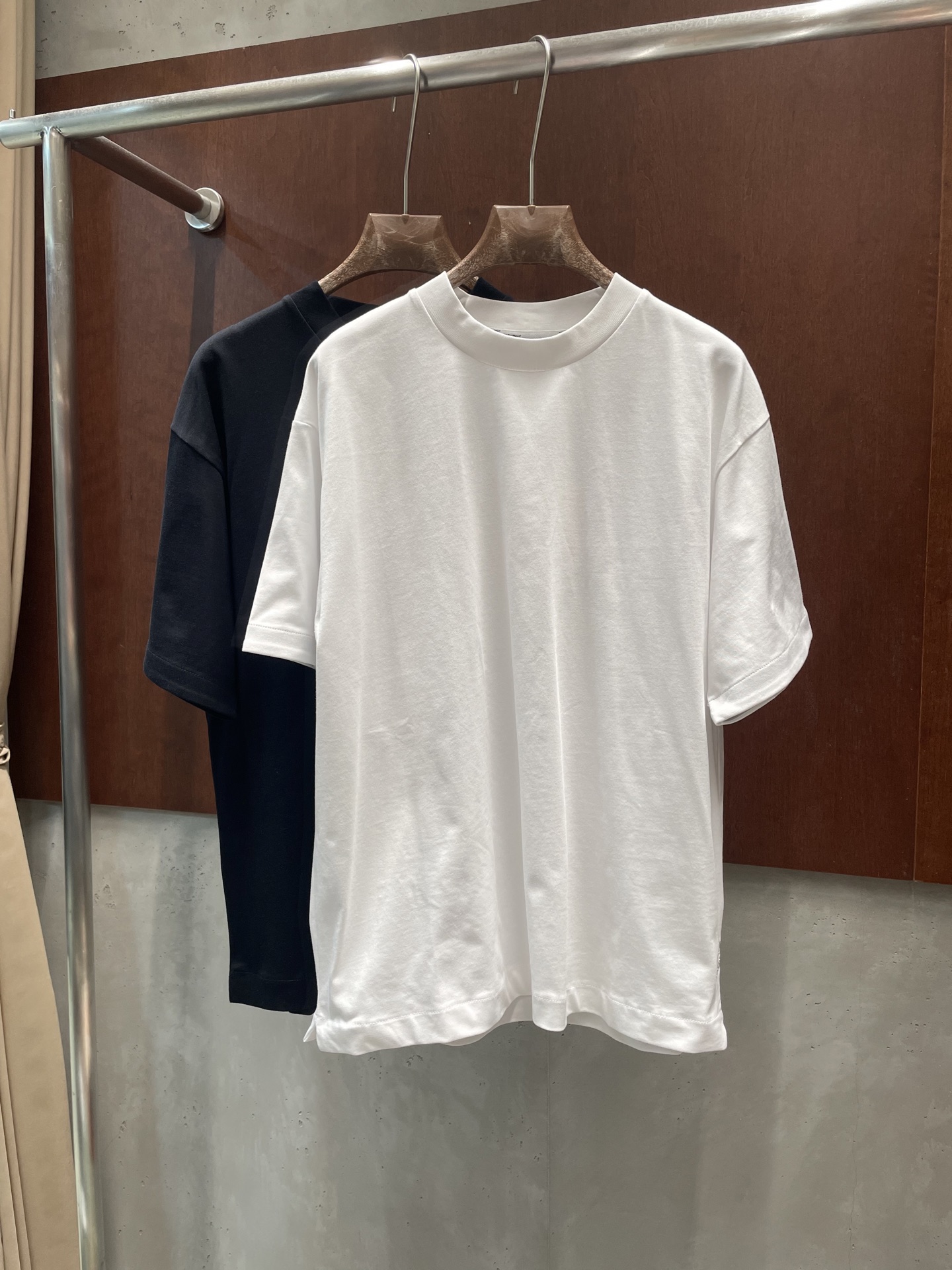 NO:908398,jacquemu* 2026 new summer T-shirt, cuff logo curling design, smlp real photo, loro piana, tees, t-shirt,19860909jacquemu* 2026夏季新款T恤 袖口logo卷边设计 smlp实拍图,,loro piana,tees，t-shirt,,Women's clothing