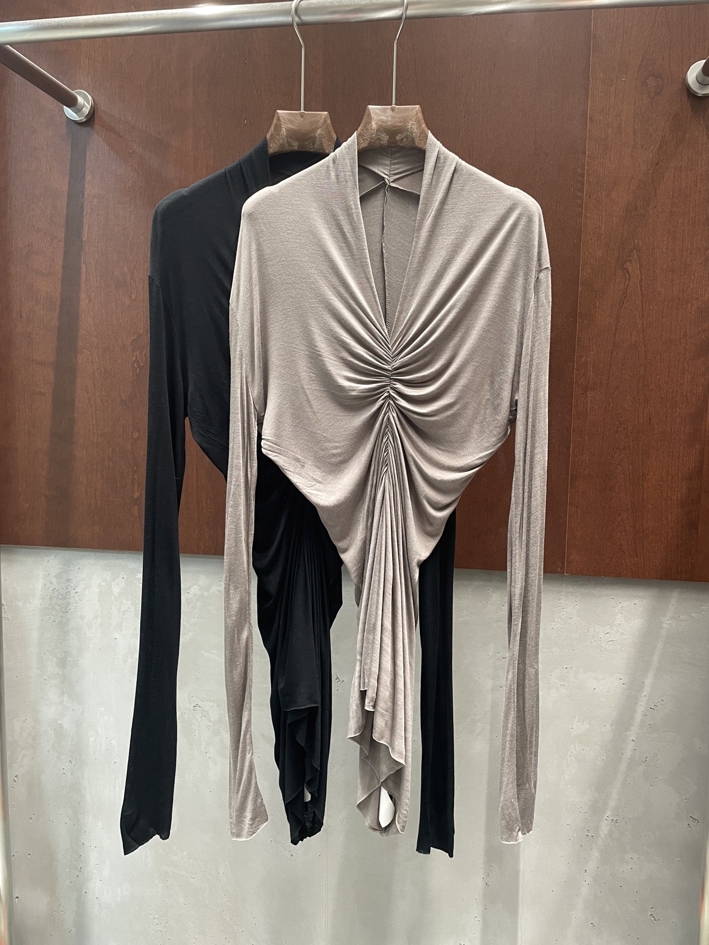 NO:899355,rick owen* 2026 new summer style dark pleated long-sleeved V-neck irregular design, two colors and three sizes, sml p real shot,,19860909rick owen* 2026夏季新款暗黑褶布长袖V领不规则设计 两色三码 sml p实拍图,,,Women's clothing