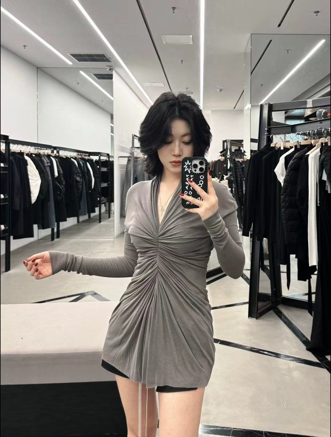 NO:899358,rick owen* 2026 new summer style dark pleated long-sleeved V-neck irregular design, two colors and three sizes sml,,19860909rick owen* 2026夏季新款暗黑褶布长袖V领不规则设计 两色三码 sml,,,Women's clothing