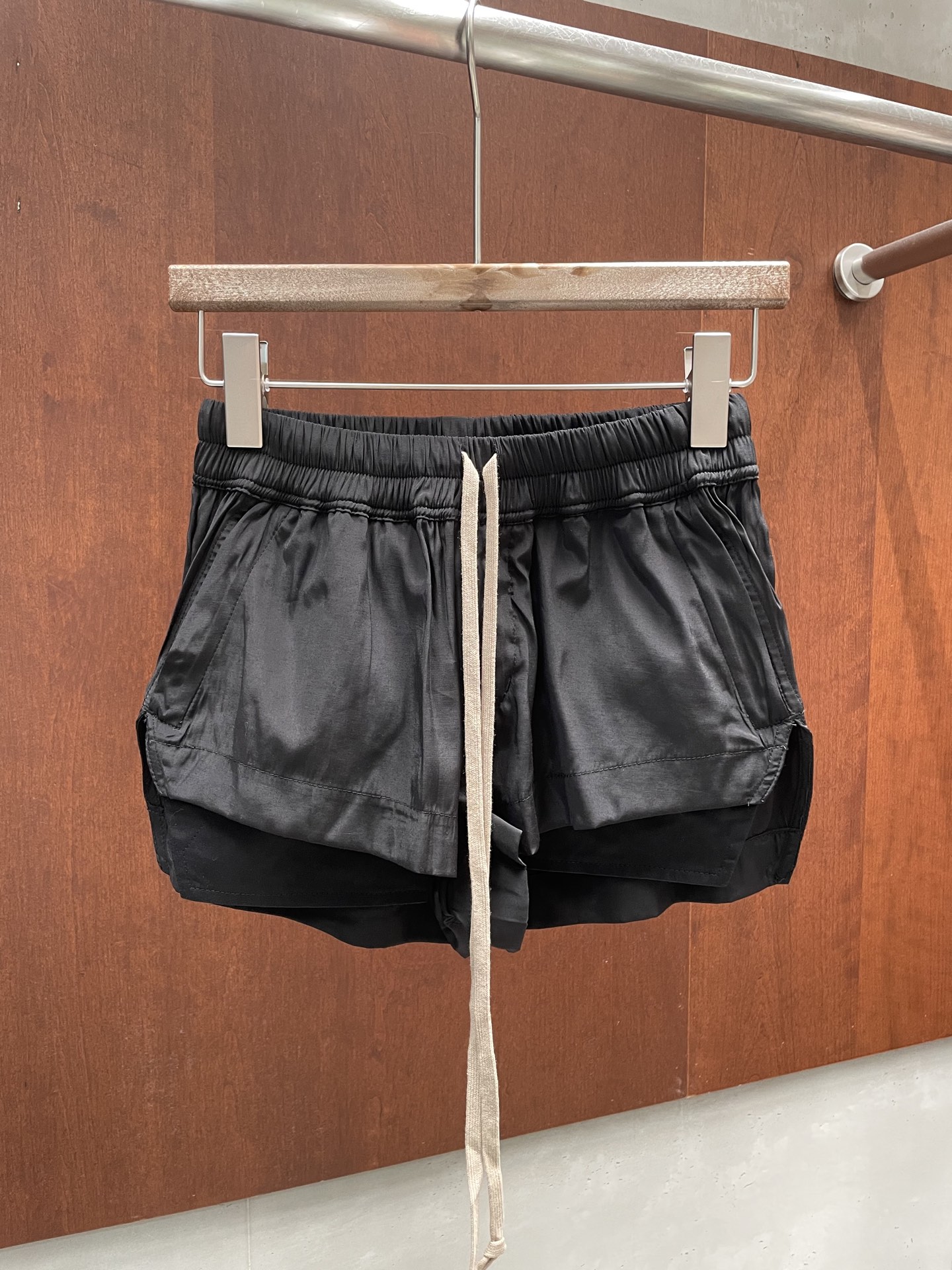 NO:907403,rick owen* 2026 new summer shorts, satin fabric, super smooth and comfortable, sml real photos,,shorts,19860909rick owen* 2026夏季新款短裤 缎面面料 超级顺滑舒适 sml 实拍图,,shorts,,Women's clothing