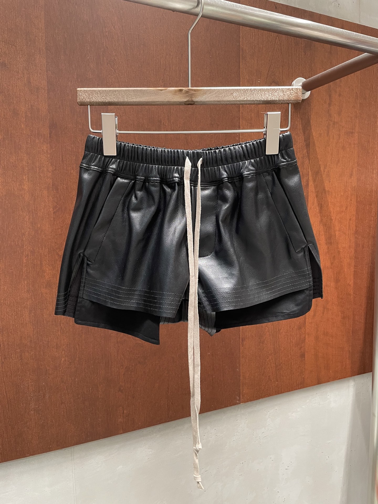 NO:907393,rick owen* 2026 summer PU leather elastic waist drawstring pocket shorts sml real photos,,shorts,19860909rick owen* 2026夏季PU皮质松紧腰抽绳露口袋超短裤 sml 实拍图,,shorts,,Women's clothing