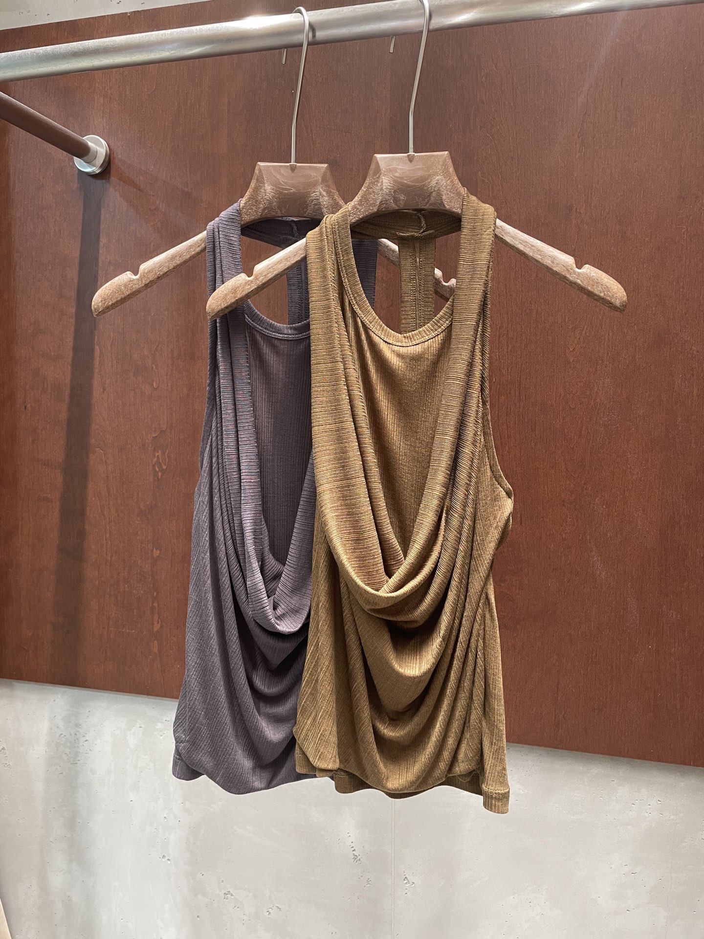 NO:893819,ow 2026 new summer vest, stacking design, I-shaped back, super slim, same style as Mencius, two colors and three codes, sml real shot,,19860909ow 2026夏季新款背心 堆叠设计 后背工字超级显瘦 孟子义同款 两色三码 sml 实拍图,,,Women's clothing