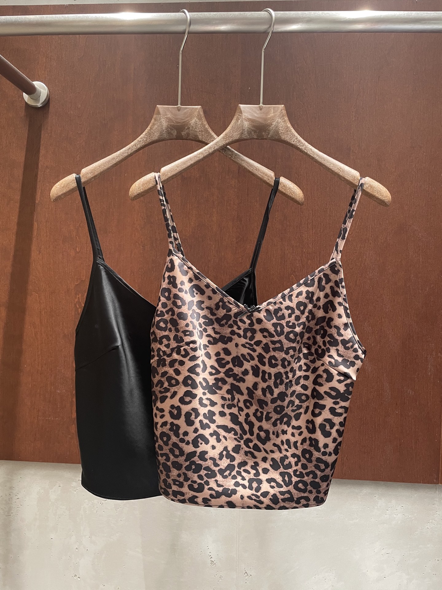 NO:902005,ra 2026 summer new sling, acetate satin fabric, high-end and versatile, two colors and three sizes, sml real photos,,19860909ra 2026夏季新款吊带 醋酸缎面面料 高级百搭 两色三码 sml 实拍图,,,Women's clothing