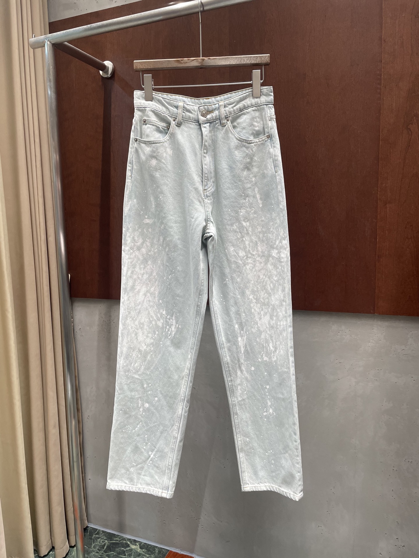NO:893812,mm6 26ss hand-painted dirty jeans, straight fit, light color wash and hand-painted paint, with a sense of street art, sml real photos, masion margiela, jeans,19860909mm6 26ss 手绘脏脏牛仔裤 直筒版型 浅色洗水加手工绘漆自带街头文艺感 sml 实拍图,,masion margiela,jeans,,Women's clothing