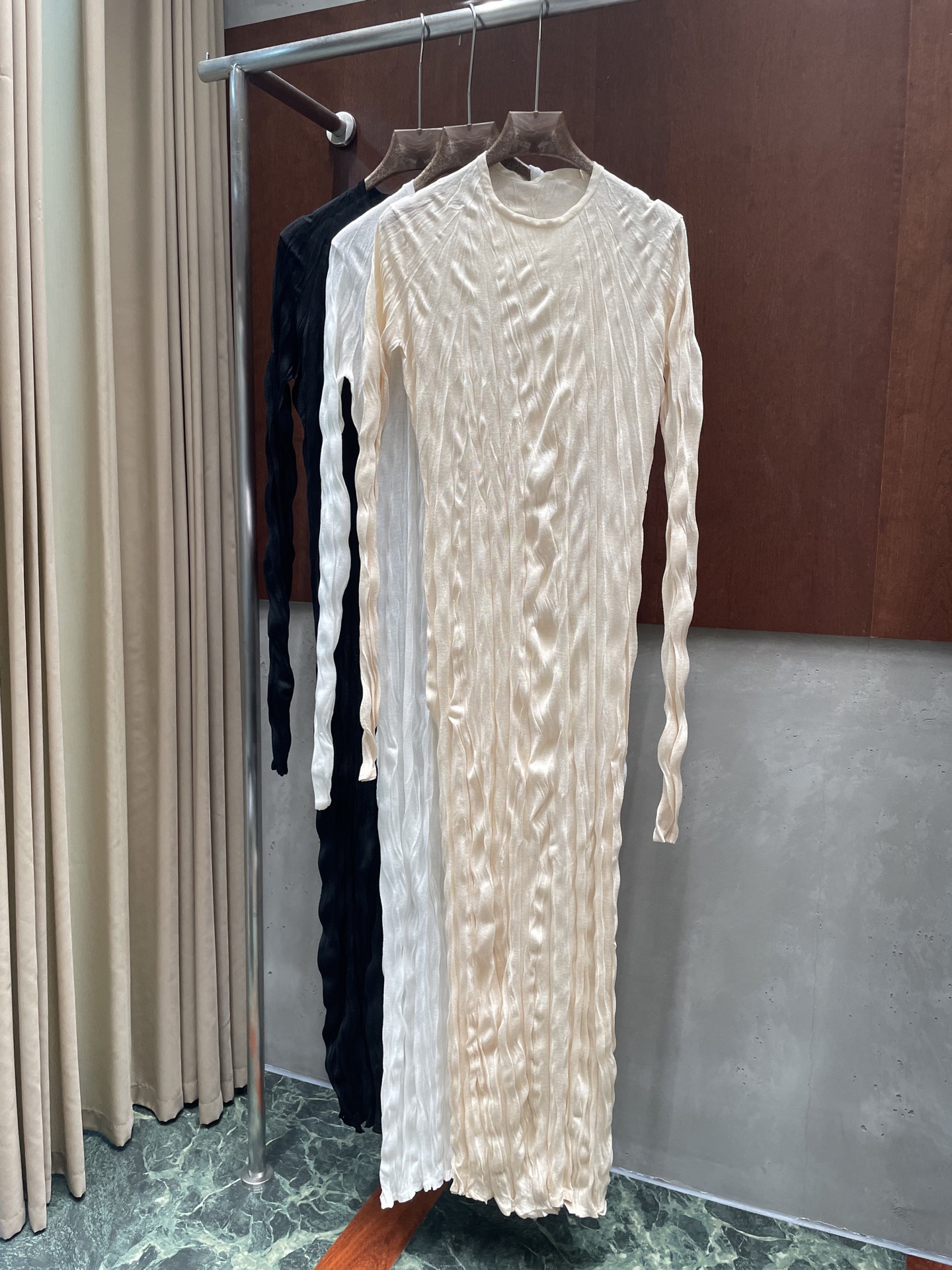 NO:902108,totem* 2026 new summer series dress with heavy craft pleat design, fashionable and casual, minimalist style, three colors and three codes, sml real photos,,skirts,19860909totem* 2026夏季新款系列之连衣裙重工艺褶皱设计 时髦随性 极简风 三色三码 sml 实拍图,,skirts,,Women's clothing