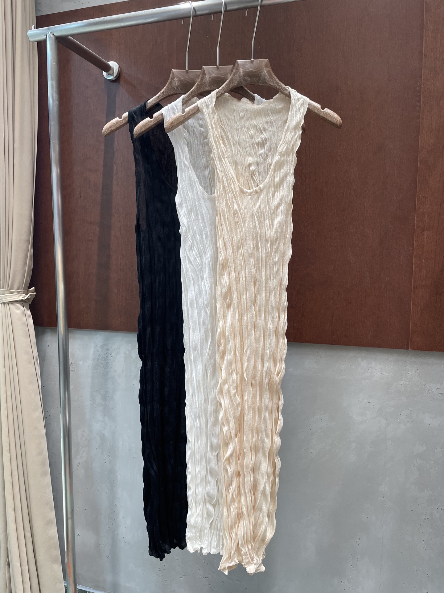 NO:923828,totem* 2026 summer new series sleeveless dress with heavy craft pleat design, fashionable and casual, minimalist style, three colors and three sizes, sml real photos,,skirts,19860909totem* 2026夏季新款系列之无袖连衣裙重工艺褶皱设计 时髦随性 极简风 三色三码 sml 实拍图,,skirts,,Women's clothing