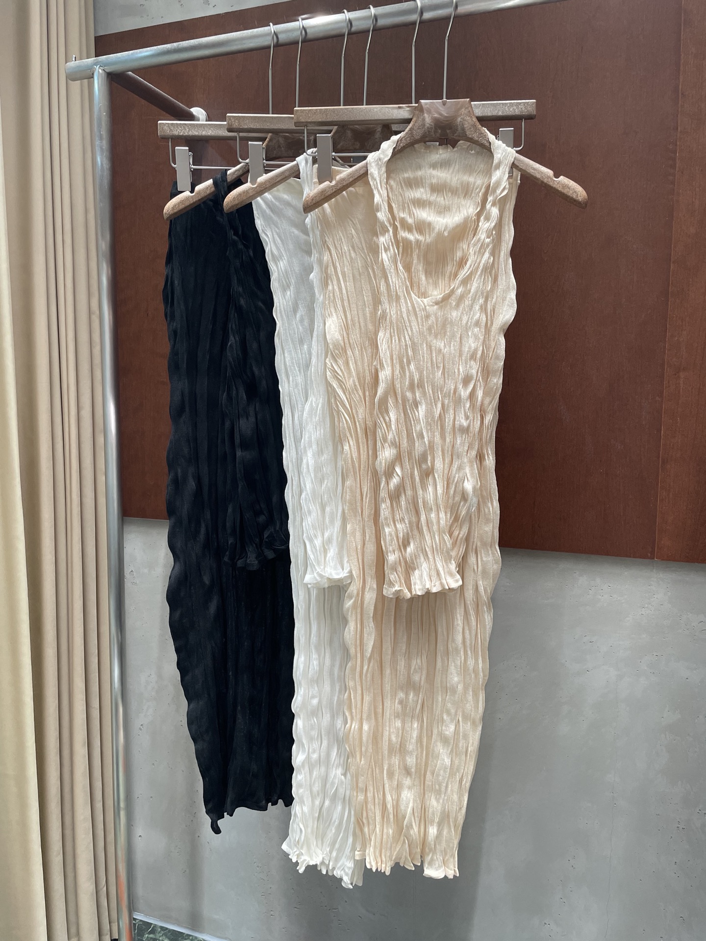 NO:923761,totem* 2026 new summer series half skirt with heavy craft pleat design, fashionable and casual, minimalist style, three colors and three codes, sml real photos,,skirts,19860909totem* 2026夏季新款系列之半裙重工艺褶皱设计 时髦随性 极简风 三色三码 sml 实拍图,,skirts,,Women's clothing
