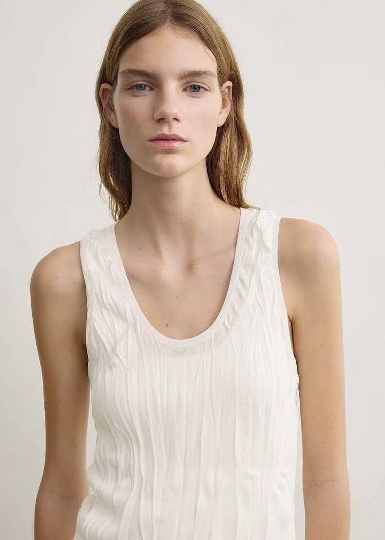 NO:923841,totem* 2026 new summer series vest, heavy craft pleat design, fashionable and casual, minimalist style, three colors and three codes sml,,19860909totem* 2026夏季新款系列之背心 重工艺褶皱设计 时髦随性 极简风 三色三码 sml,,,Women's clothing