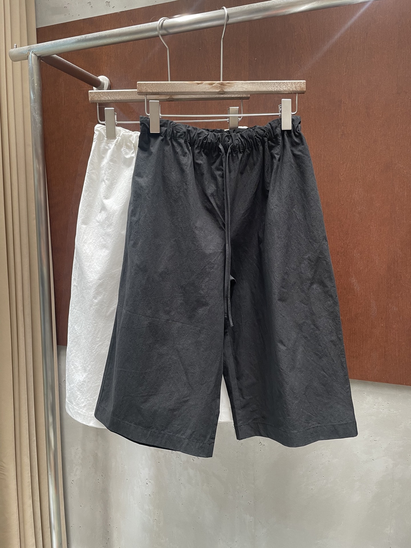 NO:906636,the ro* 2026 new summer cotton cropped pants, minimalist and fashionable, super easy to wear shorts, black and white sml real photos,,shorts,19860909the ro* 2026夏季新款棉质七分裤 极简时髦 超级好穿搭的一款短裤 黑色白色 sml 实拍图,,shorts,,Women's clothing