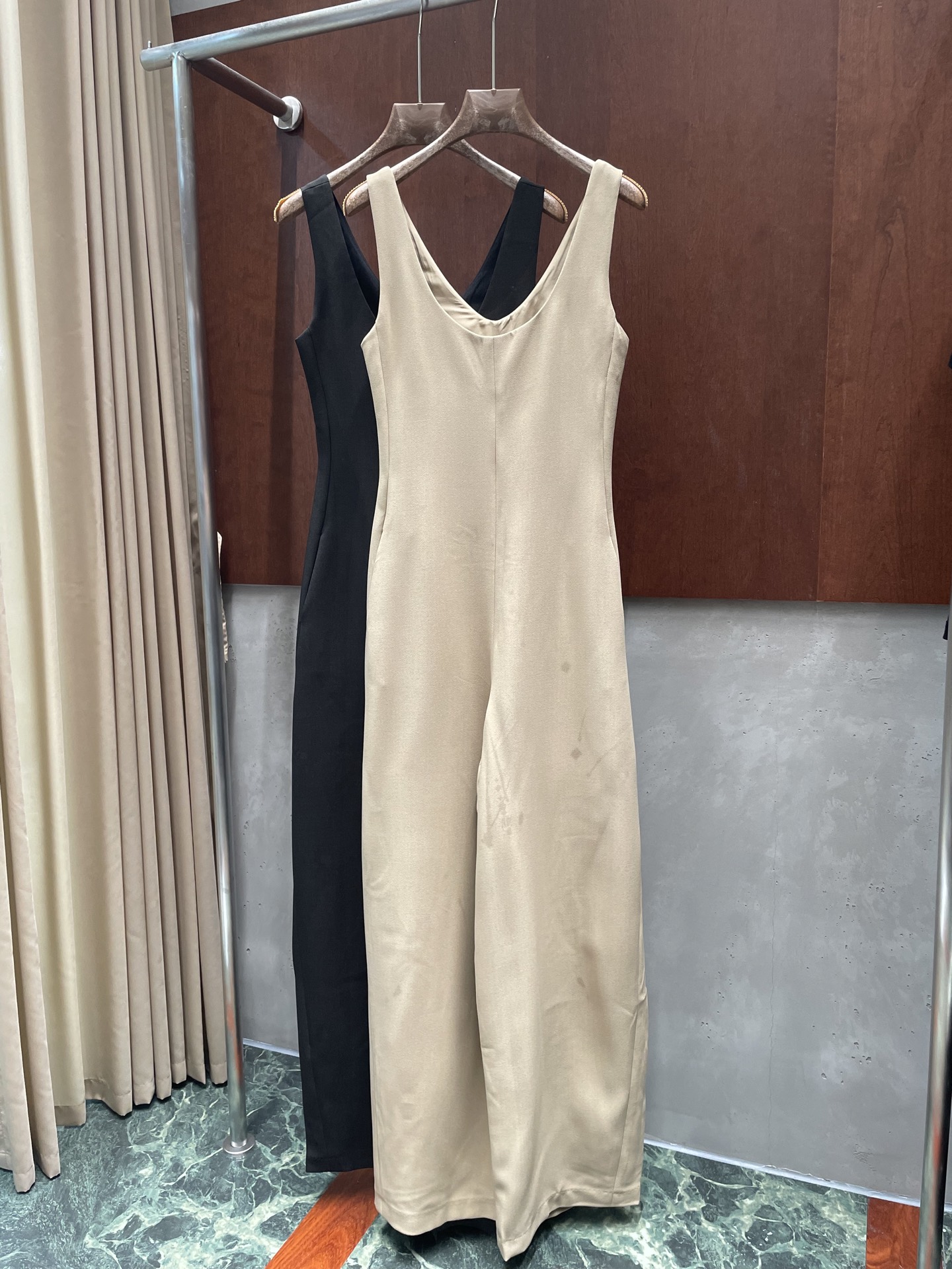 NO:899363,alai* 2026 new summer jumpsuit, silhouette and tailoring, super fashionable, two colors and three sizes, sml real photos,,alaia,19860909alai* 2026夏季新款连体裤 廓形剪裁 超级时髦 两色三码 sml 实拍图,,alaia,,Women's clothing