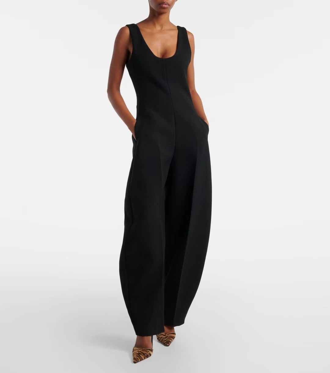 NO:899369,alai* 2026 new summer jumpsuit, silhouette cut, super fashionable, two colors and three sizes sml,,alaia,19860909alai* 2026夏季新款连体裤 廓形剪裁 超级时髦 两色三码 sml,,alaia,,Women's clothing