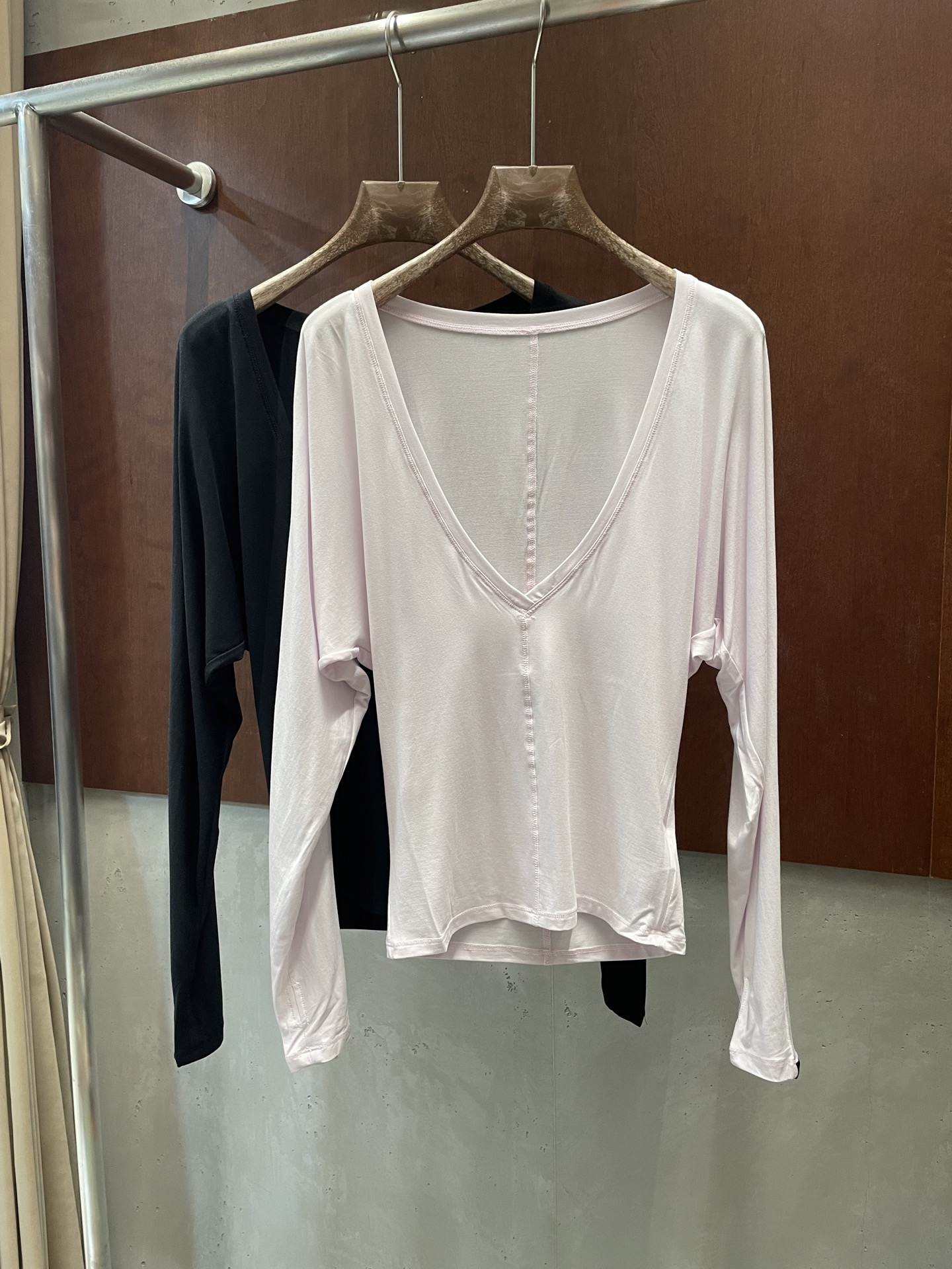 NO:902021,RA 2026 new summer blouse, deep v design, showing swan neck, black and white, sml real photos,,19860909RA 2026夏季新款罩衫 深v设计 尽显天鹅颈 黑色白色 sml 实拍图,,,Women's clothing