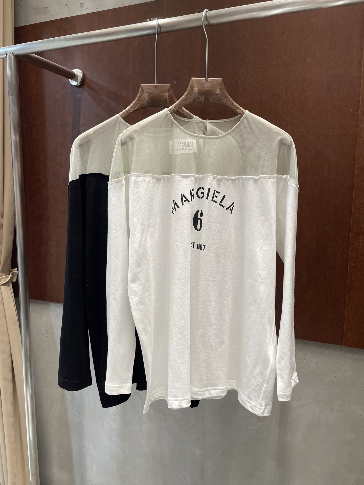 NO:902019,mm6 26ss shoulder see-through long-sleeved T-shirt, loose-fitting style, off-the-shoulder design, can be used as sunscreen, black white sml real photos, masion margiela,19860909mm6 26ss 肩部透视长袖体恤 宽松感穿搭 心机露肩 可以当防晒的拼接设计 黑色 白色sml 实拍图,,masion margiela,,Women's clothing
