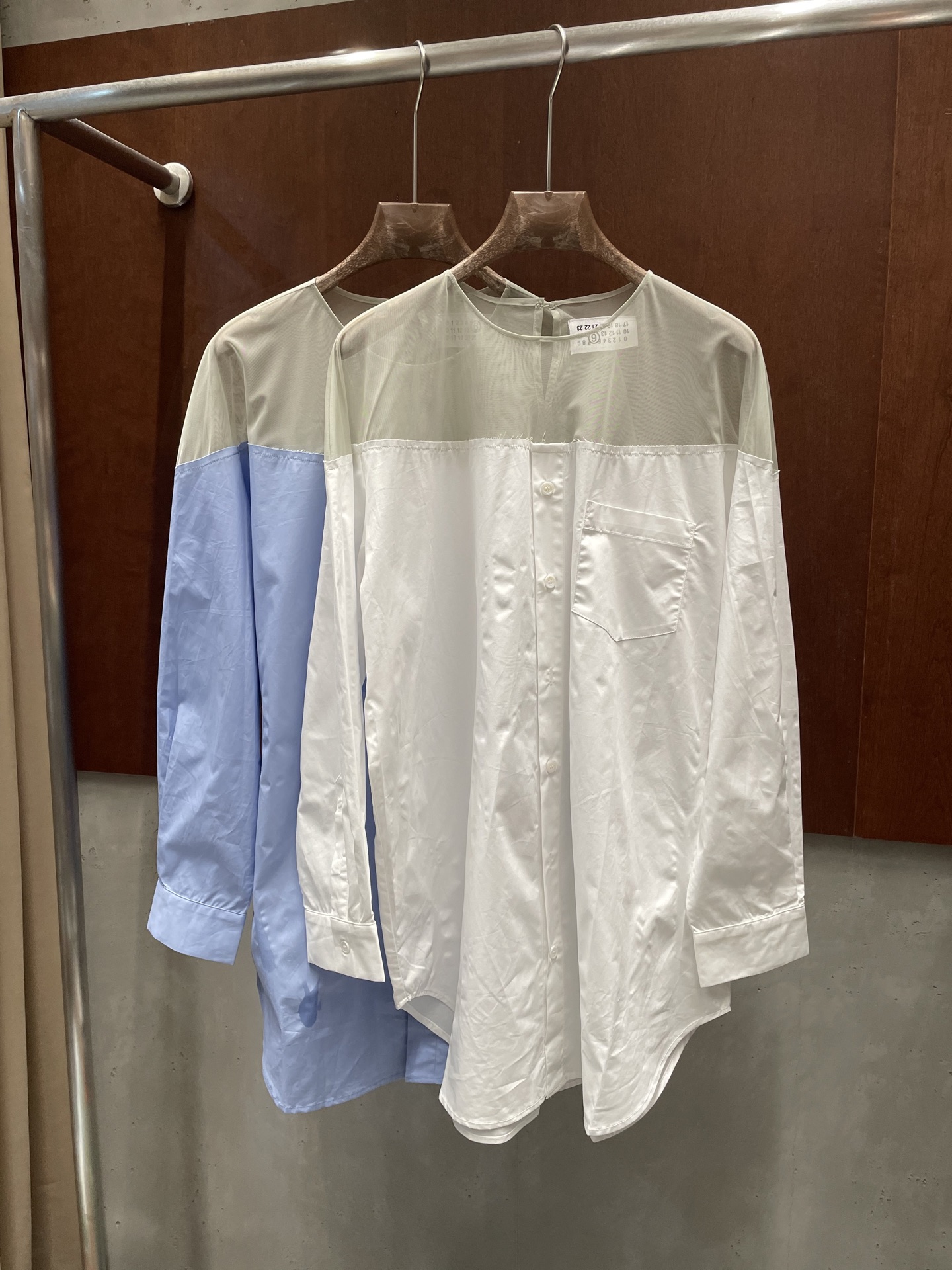NO:900741,mm6 26ss shoulder see-through shirt and t-shirt, loose-fitting style, off-the-shoulder design, very creative design, two-color sml, real photos, masion margiela,19860909mm6 26ss 肩部透视衬衣体恤 宽松感穿搭 心机露肩 非常有创意的设计 两色sml 实拍图,,masion margiela,,Women's clothing