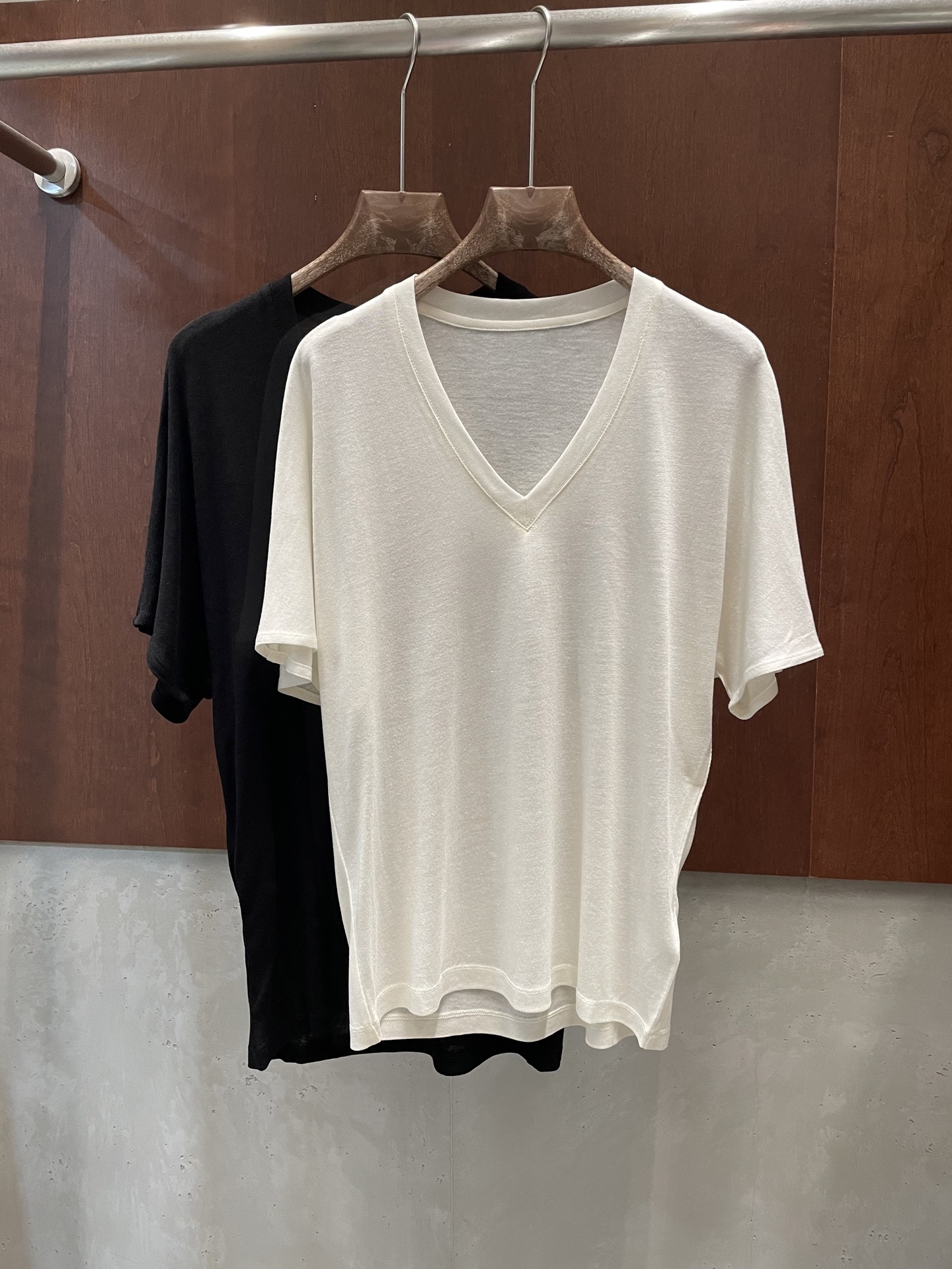 NO:906649,L I 2026 new summer v-neck T-shirt, linen Tencel material, super comfortable, two colors and three sizes, sml real photos, tees, t-shirt,19860909L I 2026 夏季新款v领T恤 亚麻天丝材质 超级舒服 两色三码 sml 实拍图,,tees，t-shirt,,Women's clothing