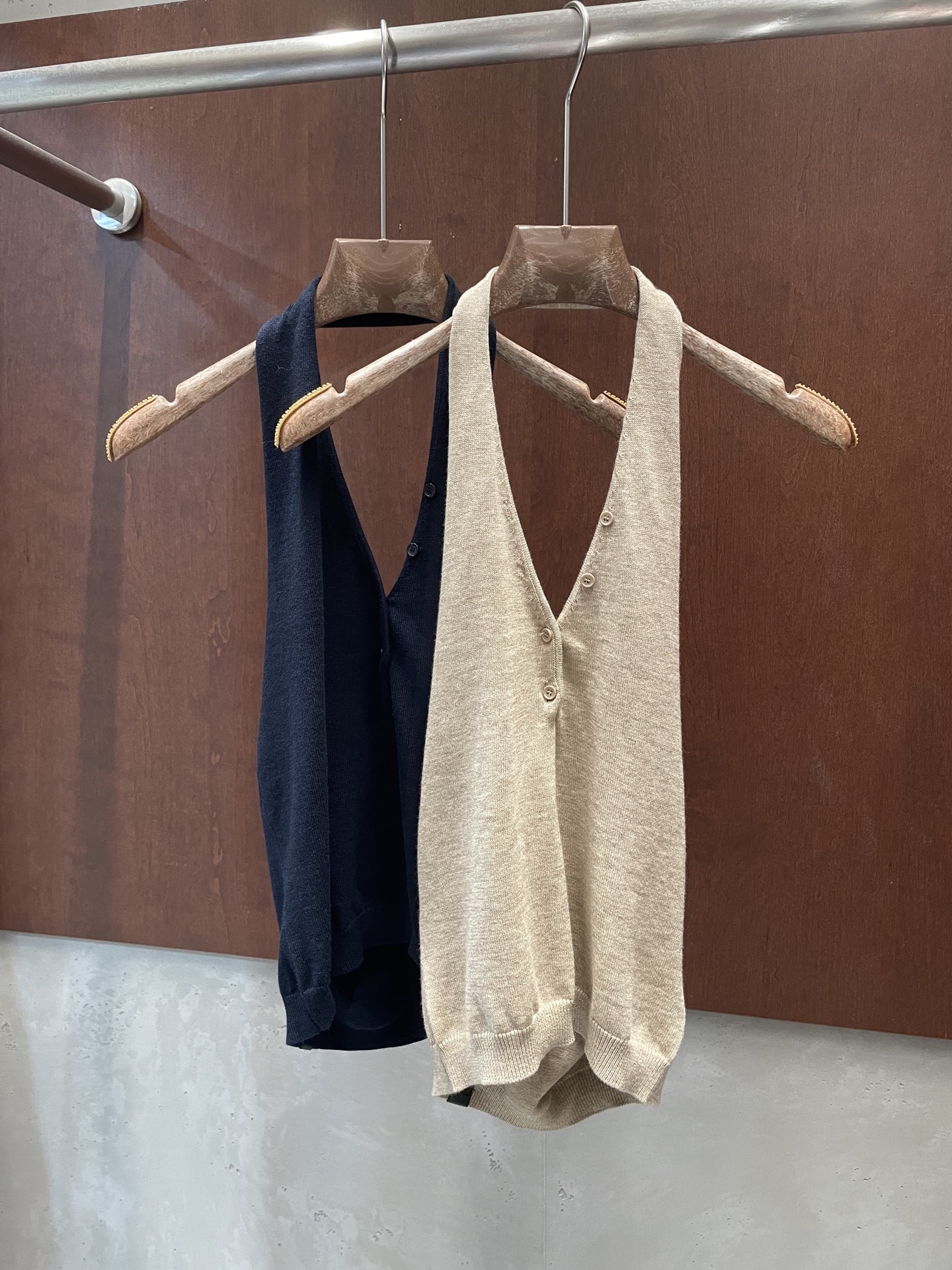 NO:899344,RA 2026 new summer halter neck vest can be mixed and matched. It is very fashionable to wear alone. Two colors and three sizes. sml p real photos,,19860909RA 2026夏季新款挂脖背心 可以混搭 单穿都很时髦 两色三码 sml p实拍图,,,Women's clothing