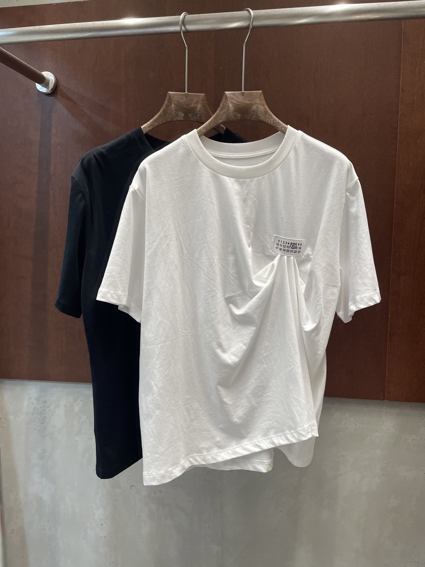 NO:900749,mm6 26ss irregular pleated short-sleeved T-shirt, simple artistic expression, easy to wear and versatile, black and white sml real photos, masion margiela, T-shirt,19860909mm6 26ss 不规则褶皱短袖体恤 简单的艺术表达 好穿百搭 黑白两色sml 实拍图,,masion margiela,T-shirt,,Women's clothing