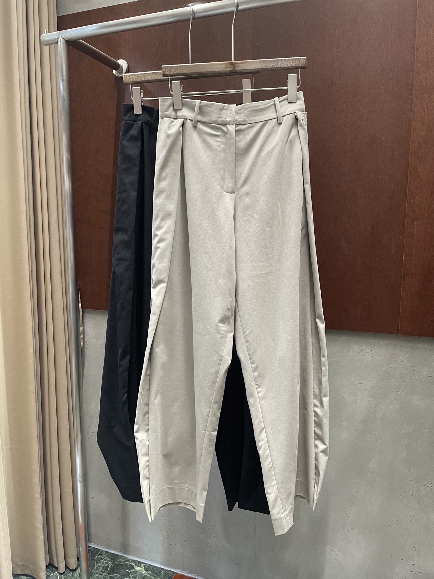 NO:907357,loew* 2026 show style balloon skirt pants, wool fabric, the highlight is the skirt style on the back, super fashionable, two colors and three sizes, sml real photos,,loewe,skirts,19860909loew* 2026秀款裙摆气球裤,羊毛面料,亮点在背面的裙摆样式,超级时髦 两色三码 sml 实拍图,,loewe,skirts,,Women's clothing
