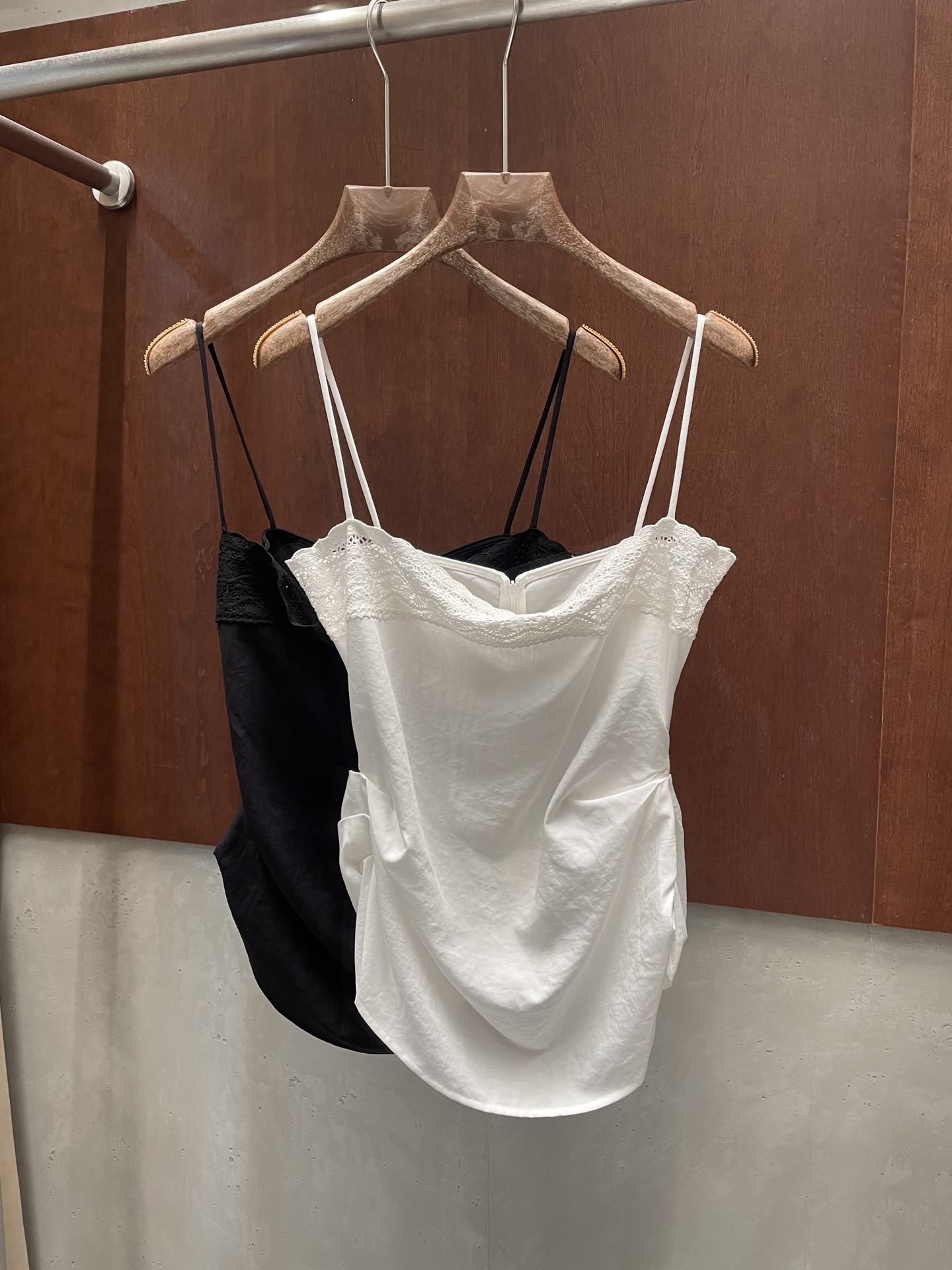 NO:906635,Magda Butrym lace pleated suspenders, fashionable holiday style, small atmosphere, very good to wear alone or layered, black and white sml real photos,,19860909Magda Butrym蕾丝褶饰吊带 时髦度假风 小氛围感穿搭 单穿或者内搭都非常好看 黑白两色sml 实拍图,,,Women's clothing