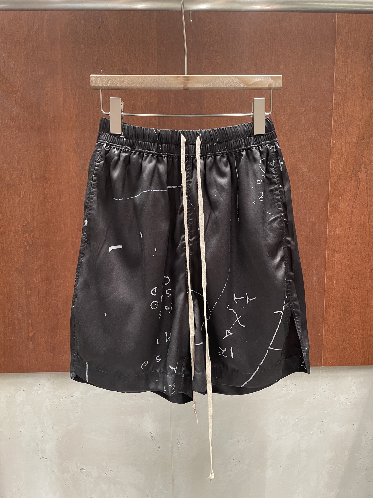 NO:909721,rk 2026 new summer drawstring pants graffiti design trendy sml p real photos,,19860909rk 2026夏季新款抽绳中裤 涂鸦设计 潮流感拉满 sml p实拍图,,,Women's clothing