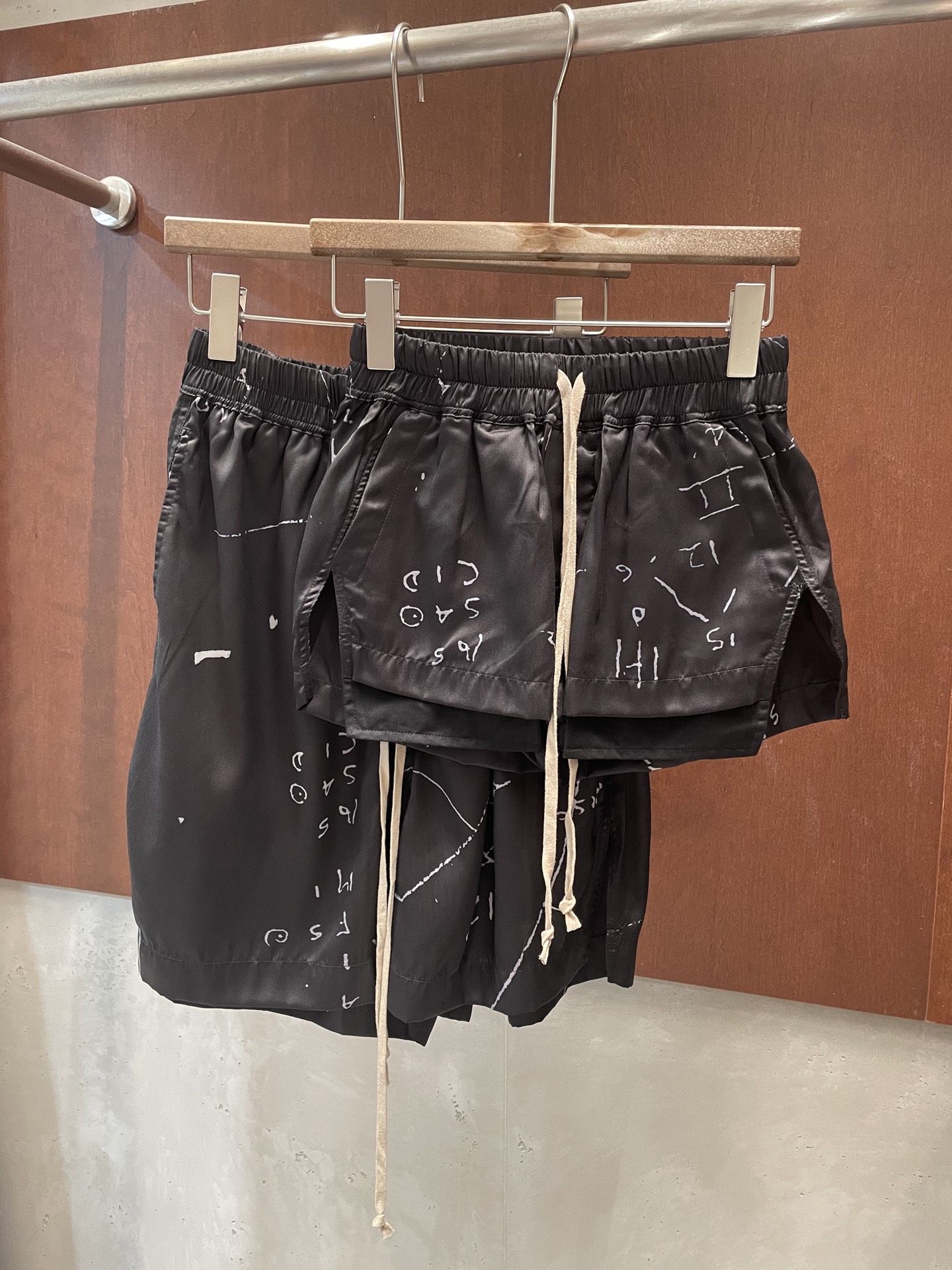 NO:909717,rk 2026 new summer drawstring shorts, graffiti design, trendy, sml p real photos,,shorts,19860909rk 2026夏季新款抽绳短裤 涂鸦设计 潮流感拉满 sml p实拍图,,shorts,,Women's clothing
