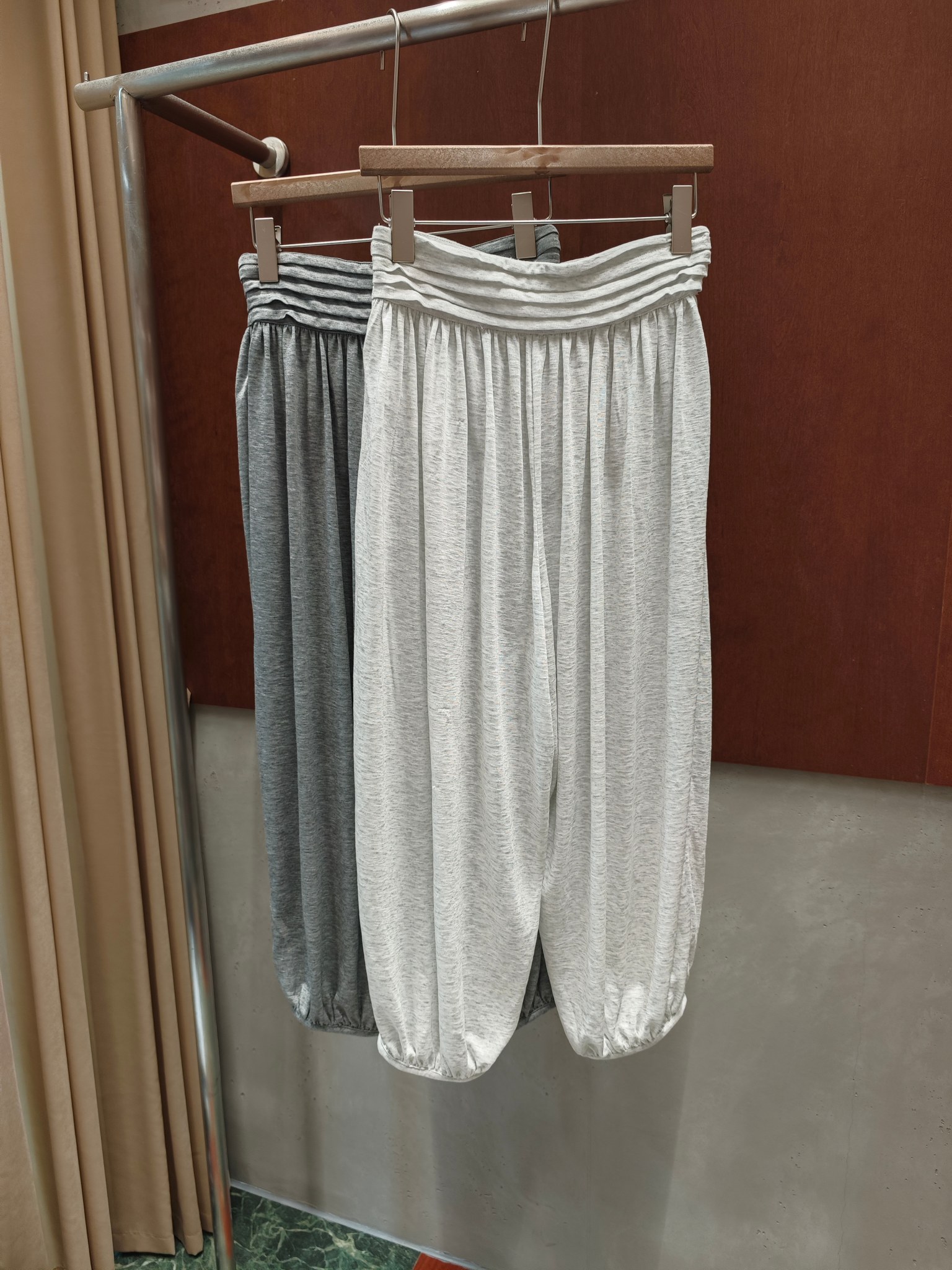 NO:906667,SC 2026 new summer style nine-point pleated bloomers, super comfortable fabric, same style as Song Zuer, two colors and three sizes, sml real photos,,19860909SC 2026夏季新款九分堆褶灯笼裤 超级舒服的面料 宋祖儿同款 两色三码 sml 实拍图,,,Women's clothing