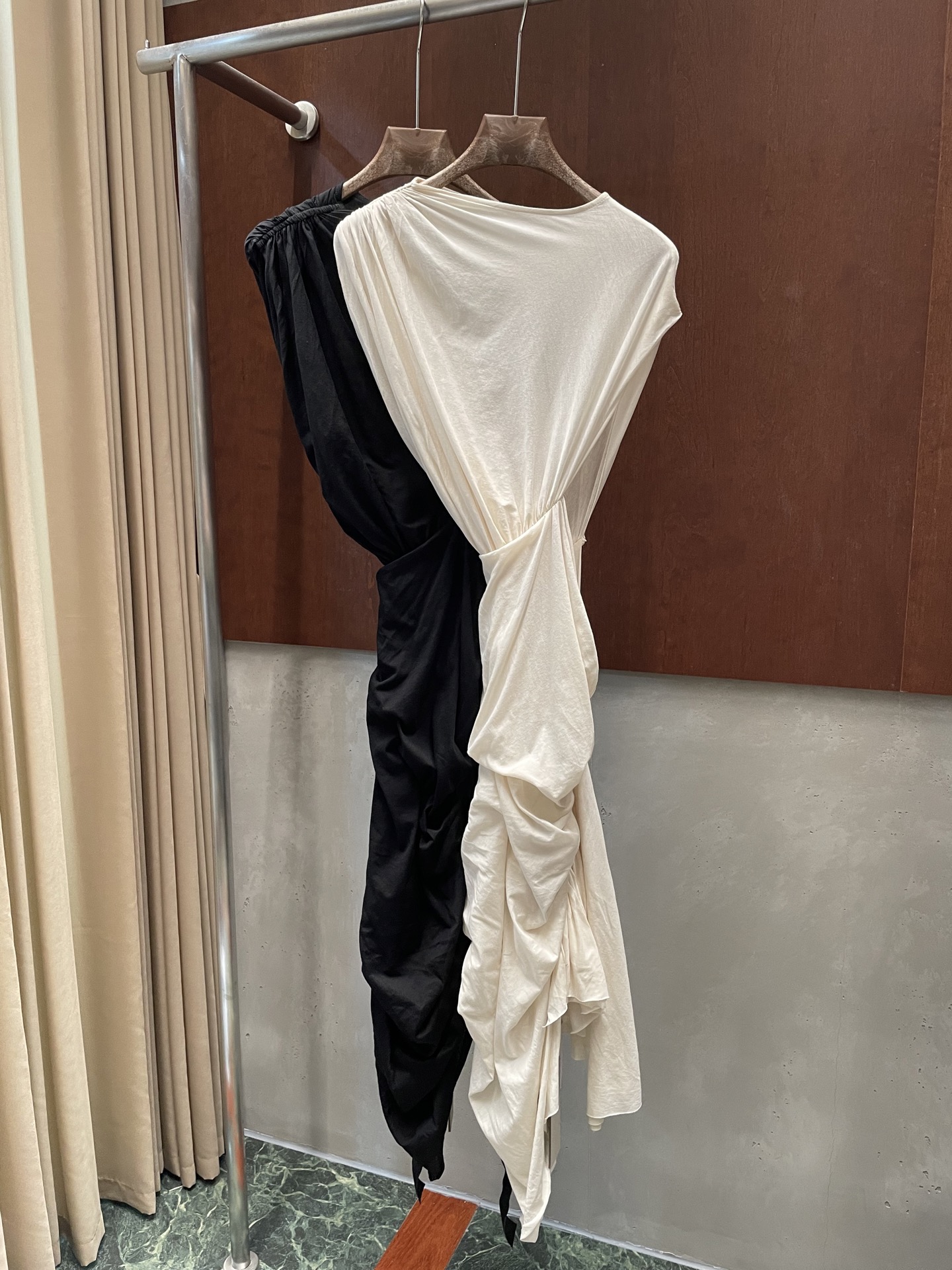 NO:908385,RO 2026 dark style one-shoulder sleeveless twisted high-end hot girl deconstructed women's sexy hip-hugging dress two colors and three sizes SML real photos,,skirts,19860909RO 2026暗黑风格单肩无袖扭结高级感辣妹解构女士性感包臀连衣裙 两色三码 SML 实拍图,,skirts,,Women's clothing