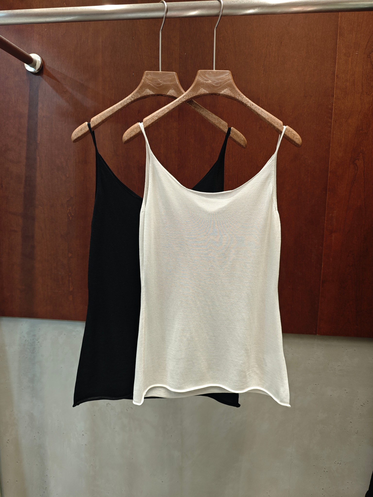 NO:922262,Li 2026 new summer knitted sling, casual and sexy with chest accumulation, summer must-have, two colors and three sizes sml real shot,,19860909Li 2026夏季新款针织吊带 胸口堆积随性性感 夏日必备款 两色三码sml实拍图,,,Women's clothing
