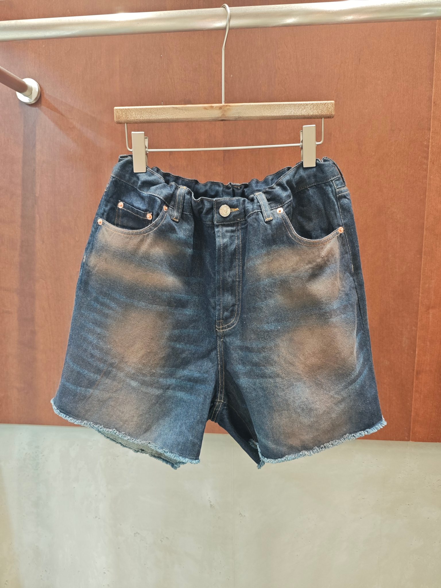 NO:899410,mm6 26ss distressed rust-colored jeans, large waist drawstring lace design, raw edge treatment, rusty old wash, hexagonal warrior in shorts, sml real photos, masion margiela, shorts, jeans,19860909mm6 26ss 做旧锈色牛仔裤 大腰围抽绳花边设计 毛边处理 锈迹做旧洗水 短裤里的六边形战士 sml实拍图,,masion margiela,shorts,jeans,,Women's clothing