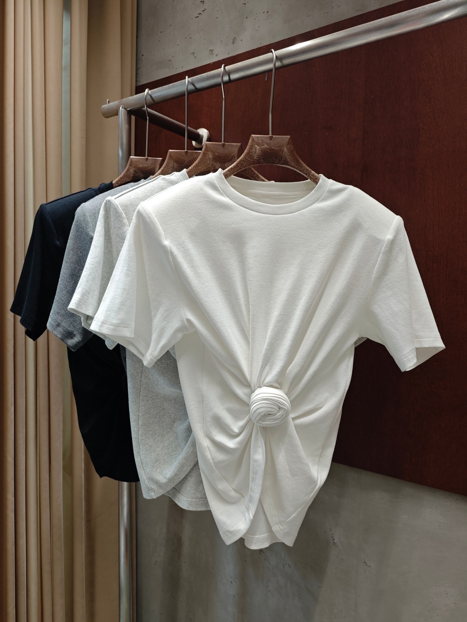 NO:906617,magda butrym 2026 new summer knotted rose T-shirt, fashionable and interesting T-shirt, four colors and three sizes, sml real photos, tees, t-shirt,19860909magda butrym 2026夏季新款打结玫瑰T恤 时髦 有趣的一款T恤 四色三码 sml 实拍图,,tees，t-shirt,,Women's clothing