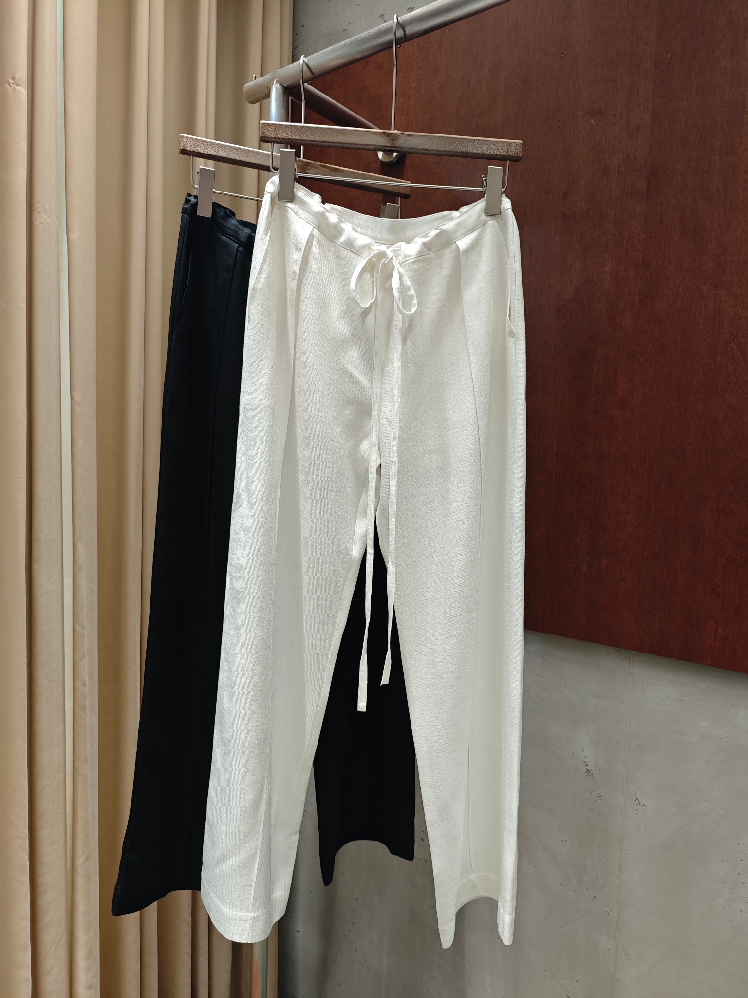 NO:901989,Li 2026 new summer drawstring trousers, imported acetate fabric, high-end and fashionable, two colors and three sizes, sml real photos,,19860909Li 2026夏季新款抽绳长裤 进口醋酸面料 高档又时髦 两色三码 sml 实拍图,,,Women's clothing