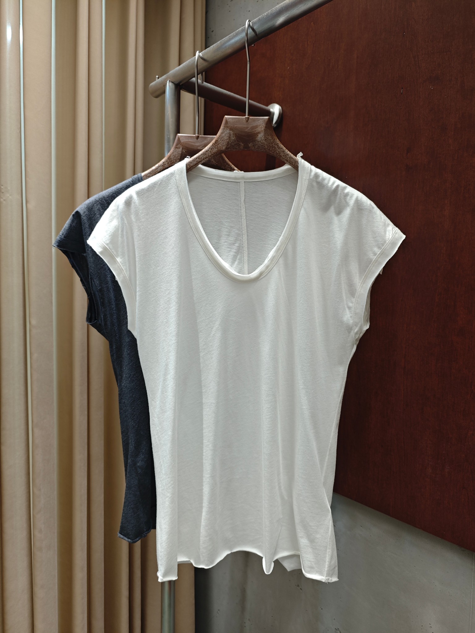 NO:901974,LI 2026 new summer v-neck T-shirt, minimalist and fashionable, two colors and three sizes, sml real photos, tees, t-shirt,19860909LI 2026夏季新款v领T恤 极简时髦两色三码 sml 实拍图,,tees，t-shirt,,Women's clothing