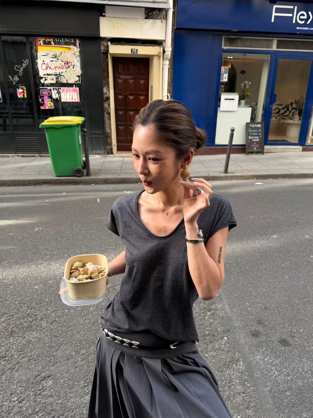 NO:901982,LI 2026 new summer v-neck T-shirt, minimalist and fashionable, two colors and three sizes, sml,,tees,t-shirt,19860909LI 2026夏季新款v领T恤 极简时髦两色三码 sml,,tees，t-shirt,,Women's clothing