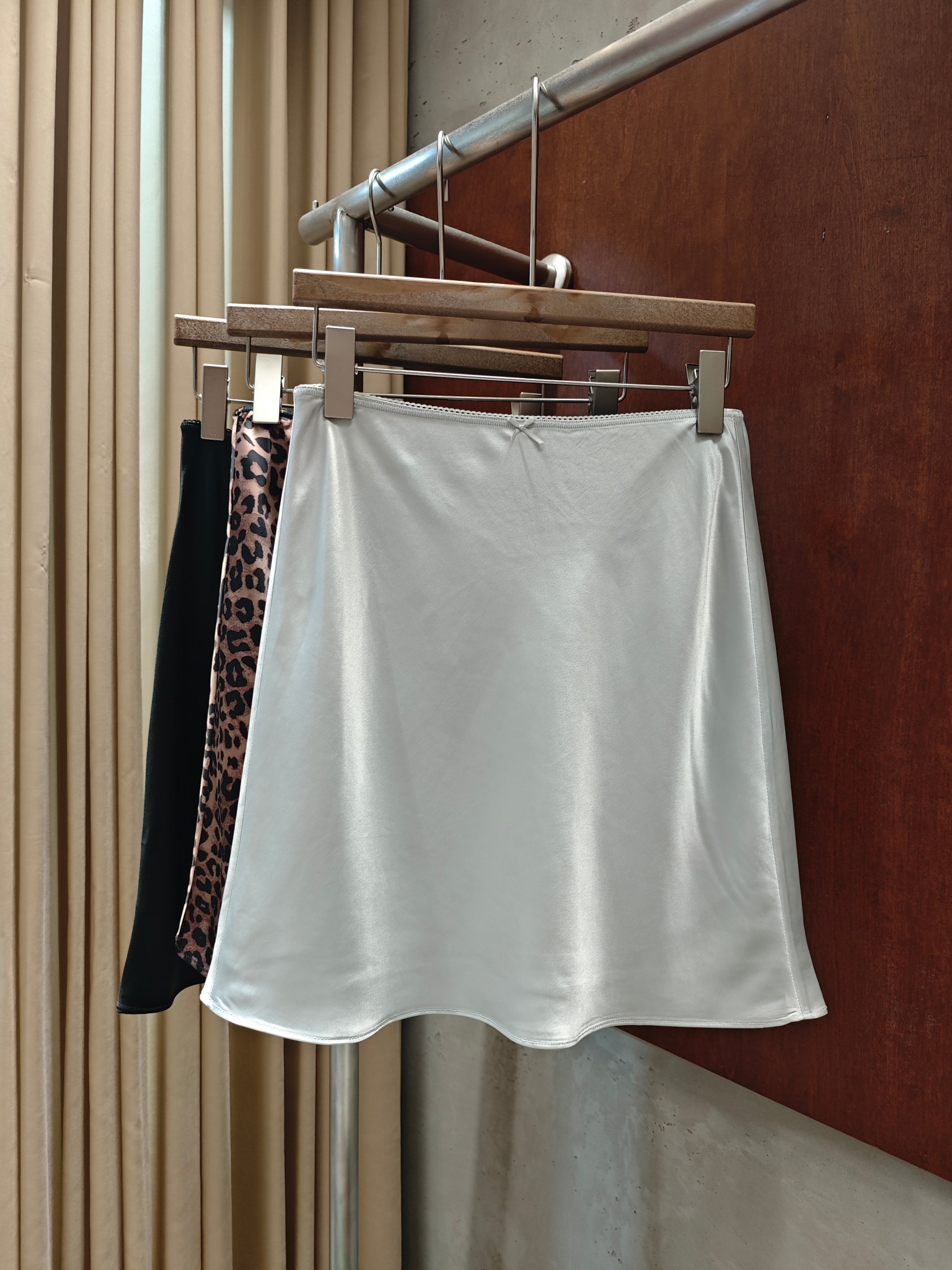 NO:906616,RA 2026 new summer fishtail skirt, French elegant and versatile, imported acetic acid fabric, three colors and three codes, sml real photos,,skirts,19860909RA 2026夏季新款鱼尾半裙 法式优雅百搭 进口醋酸面料 三色三码 sml 实拍图,,skirts,,Women's clothing