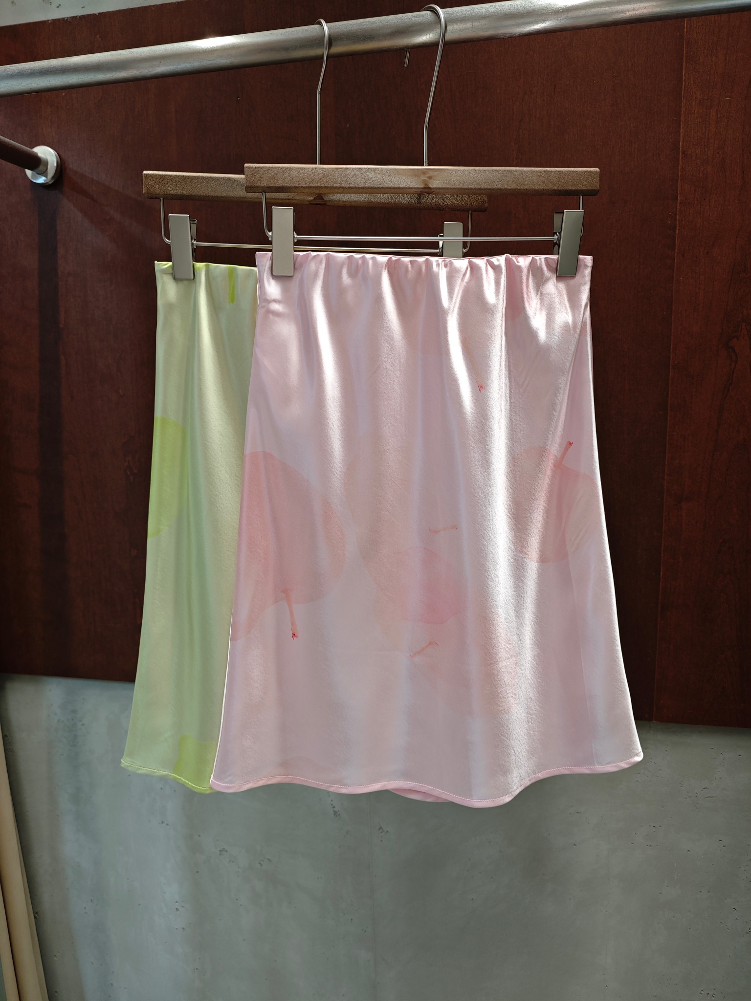 NO:899364,ra 2026 new summer skirt, printed water-gloss satin drape, light and smart, two colors and three sizes, sml real photos,,skirts,19860909ra 2026夏季新款半裙 印花水光缎面垂坠 轻盈灵动 两色三码 sml实拍图,,skirts,,Women's clothing