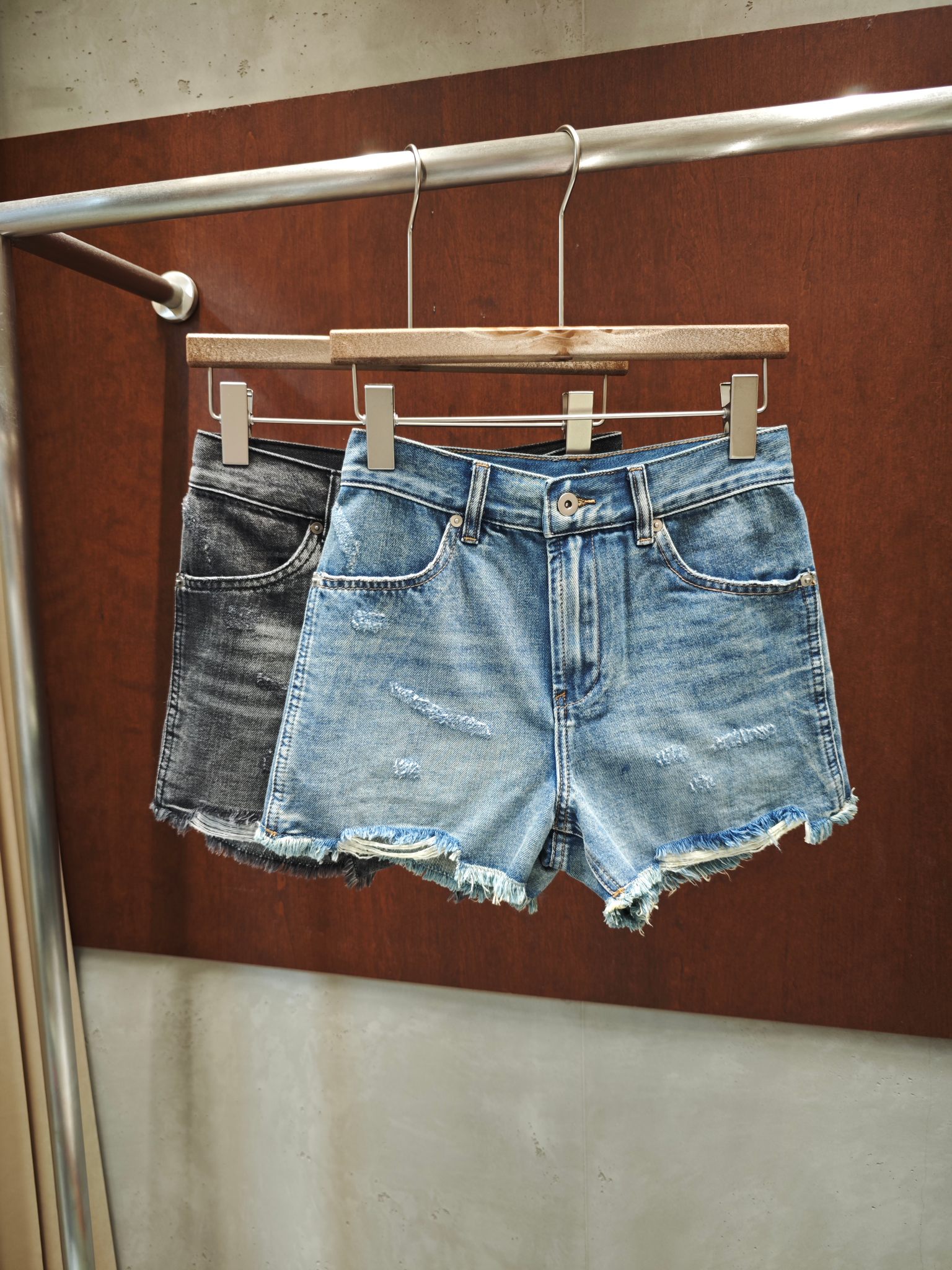 NO:905133,RE 2026 new summer style frayed denim shorts, two colors and three sizes, sml real photos,,shorts,19860909RE 2026夏季新款毛须边牛仔短裤 两色三码 sml 实拍图,,shorts,,Women's clothing