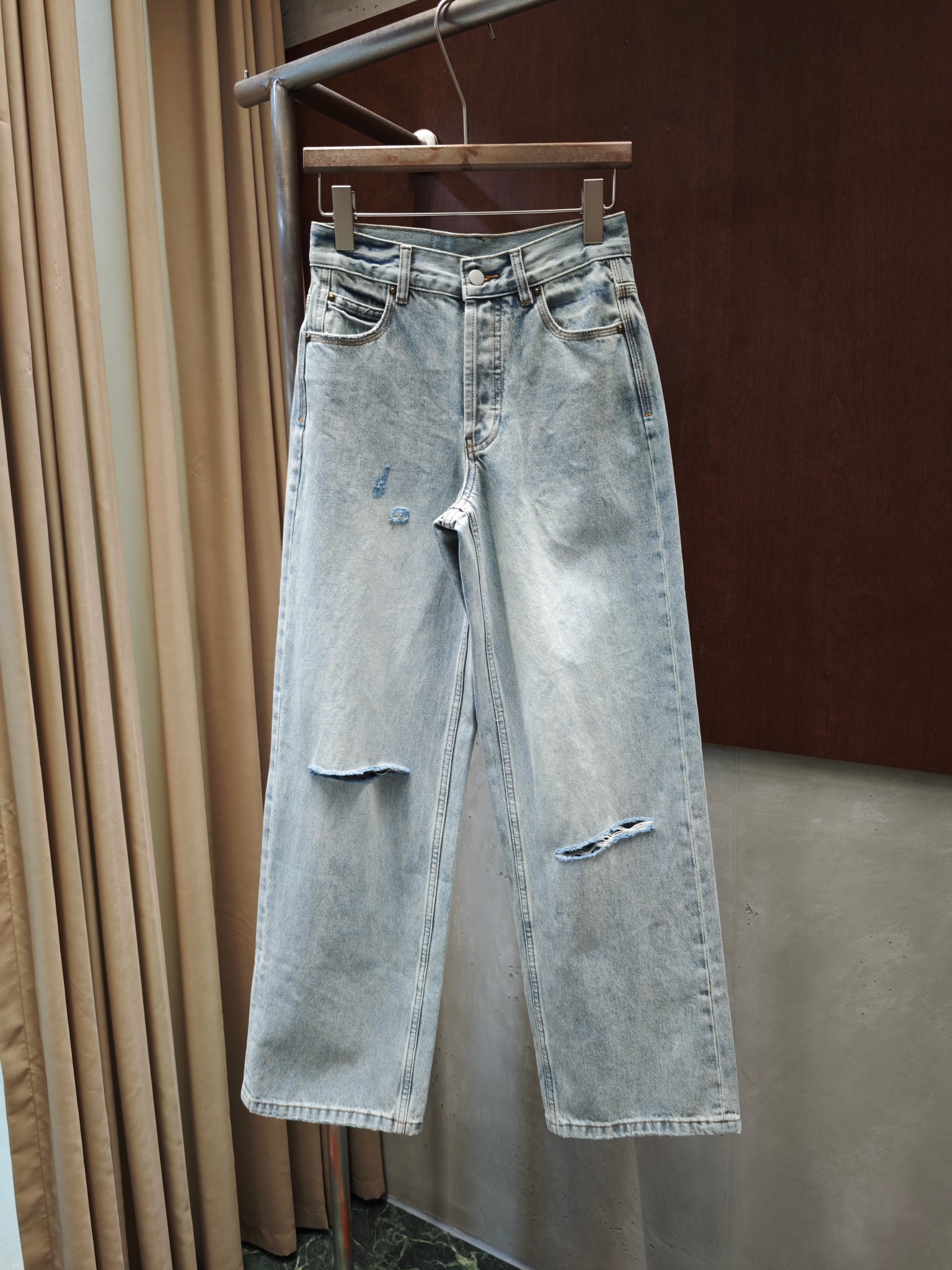 NO:905119,TR 2026 early autumn new jeans with holes in the knee incisions, handsome and fashionable sml real photos,,jeans,19860909TR 2026早秋新款牛仔裤 膝盖切口破洞处理 帅气时髦 sml 实拍图,,jeans,,Women's clothing