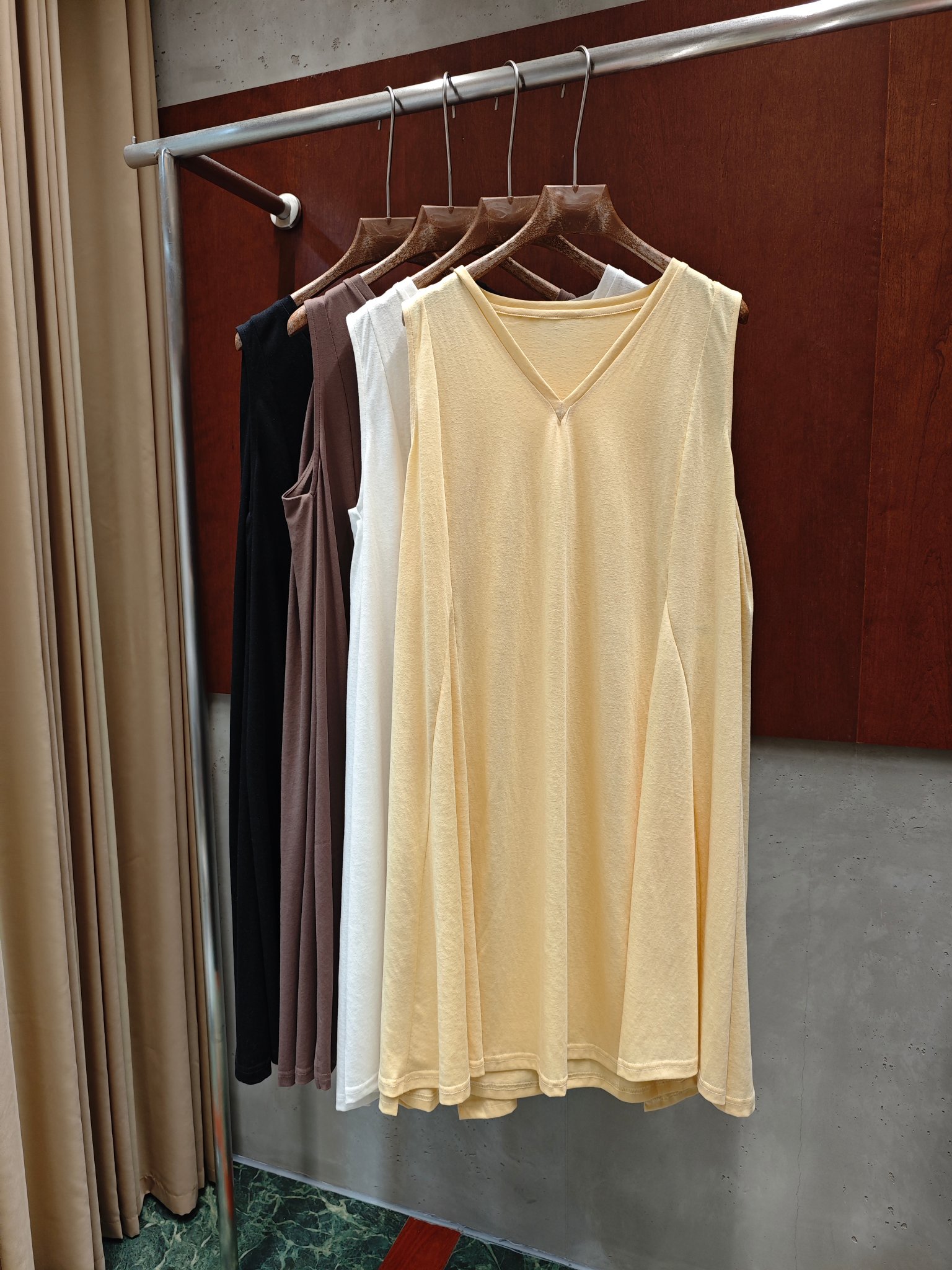 NO:906660,VC 2026 early autumn new V-neck top, sleeveless slit design, four colors and three sizes, sml real photos,,19860909VC 2026早秋新款V领上衣 无袖开叉设计 四色三码 sml 实拍图,,,Women's clothing