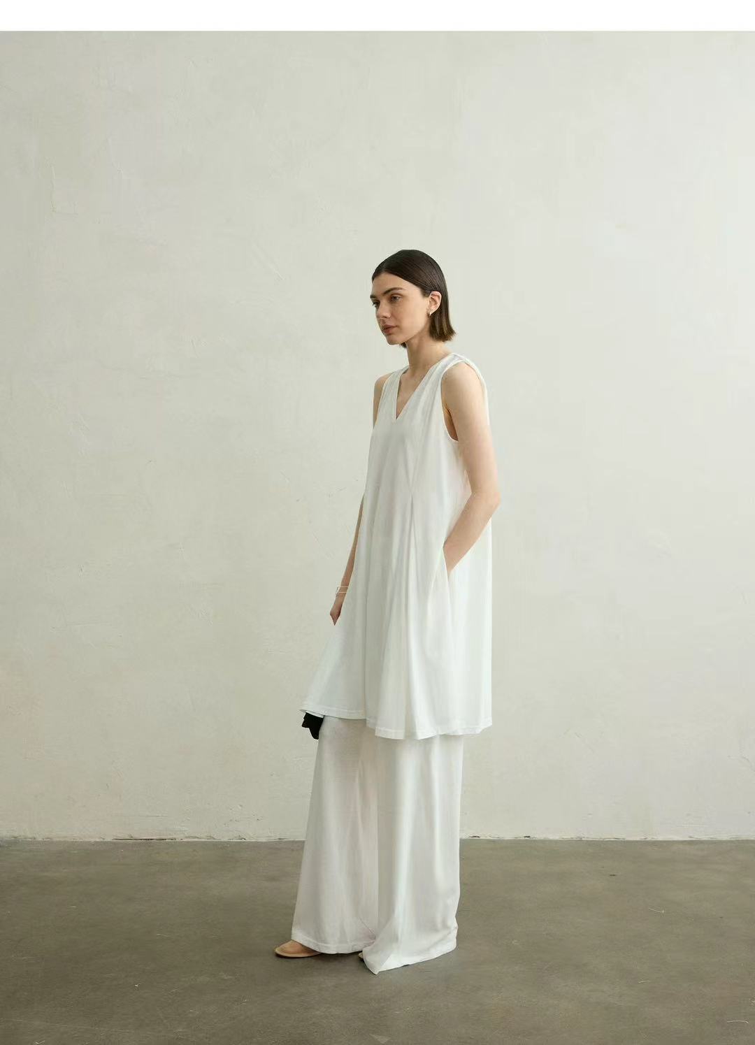 NO:906709,VC 2026 early autumn new V-neck top, sleeveless slit design, four colors and three sizes sml,,19860909VC 2026早秋新款V领上衣 无袖开叉设计 四色三码 sml,,,Women's clothing