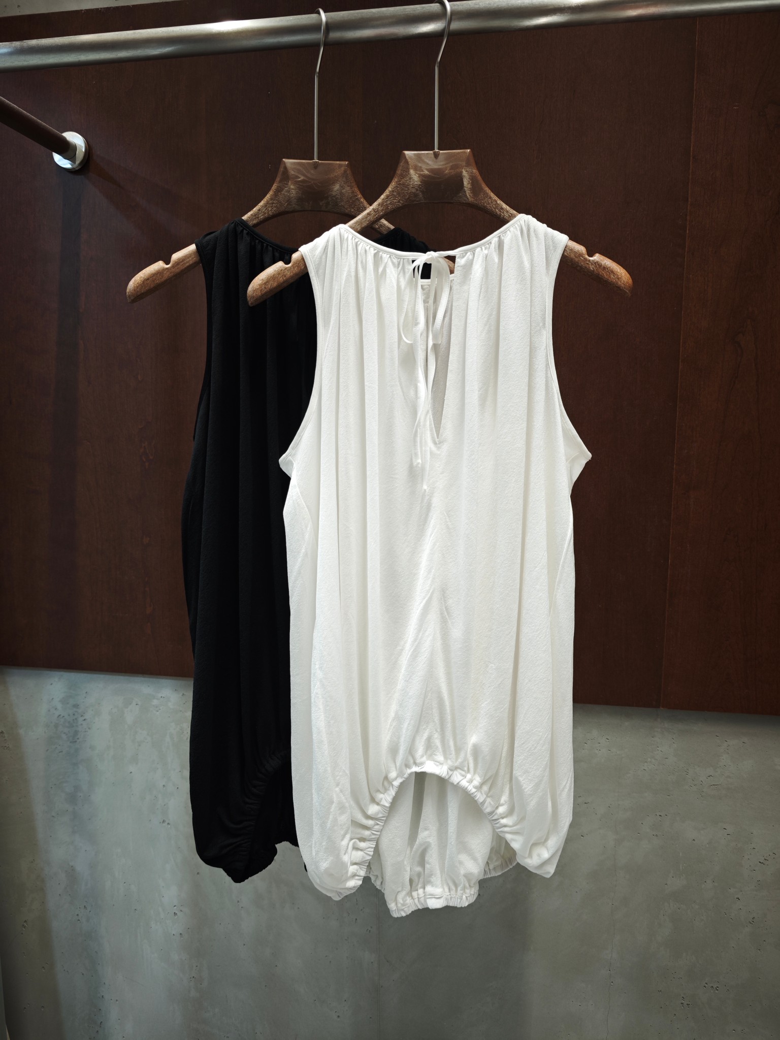 NO:907419,p White. Black RA 2026 new summer sleeveless pleated top. Acetate material. White double-layer fabric. Different from black price. Two colors and three codes. SML real shot.19860909p白色.黑色 RA 2026夏季新款无袖褶皱上衣 醋酸材质 白色双层面料 区别于黑色价格 两色三码 sml 实拍图,,,Women's clothing