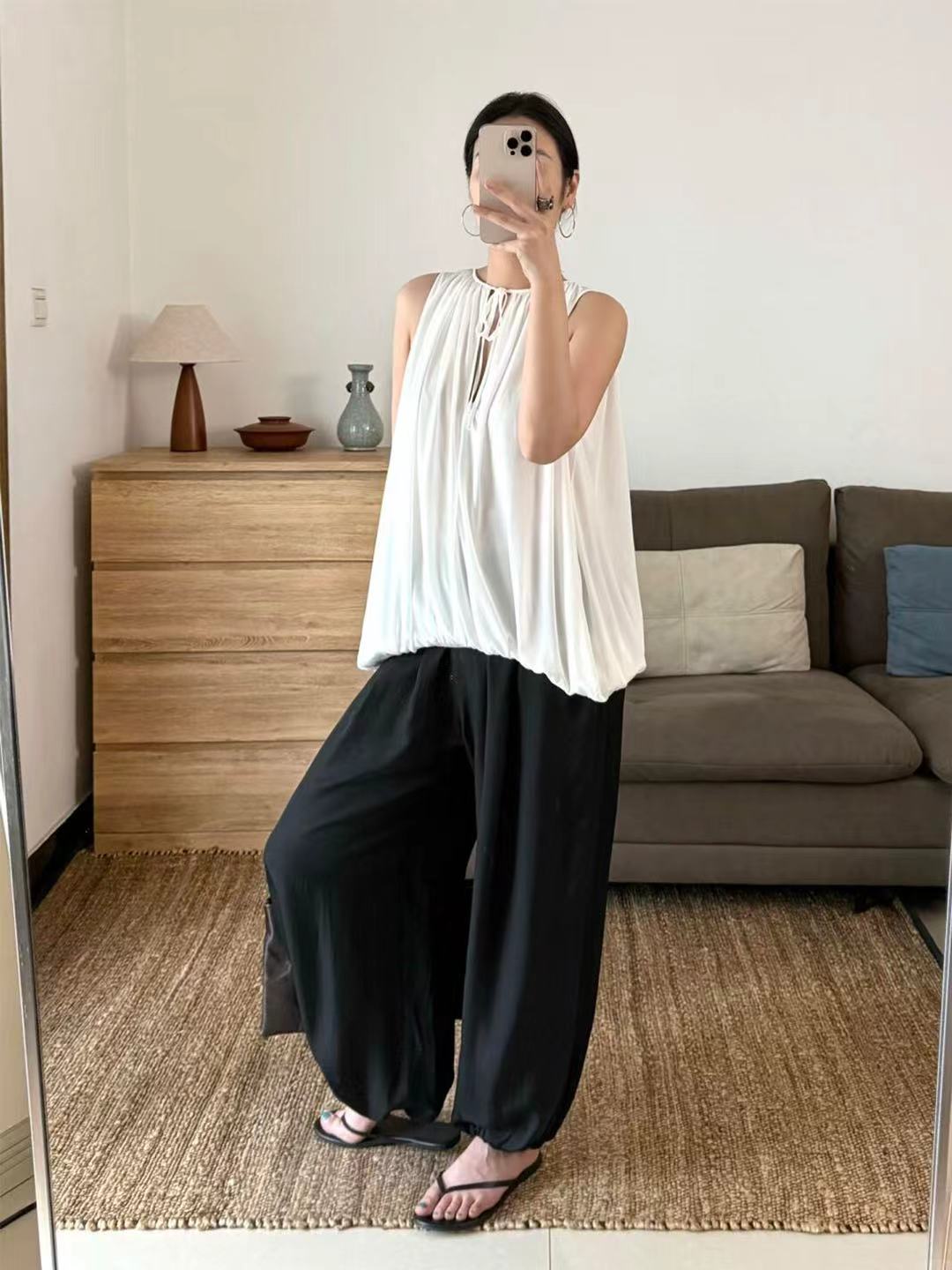 NO:907423,White. Black RA 2026 summer new sleeveless pleated top. Acetate material. White double-layer fabric. Different from black price. Two colors and three sizes. sml,,19860909白色.黑色 RA 2026夏季新款无袖褶皱上衣 醋酸材质 白色双层面料 区别于黑色价格 两色三码 sml,,,Women's clothing