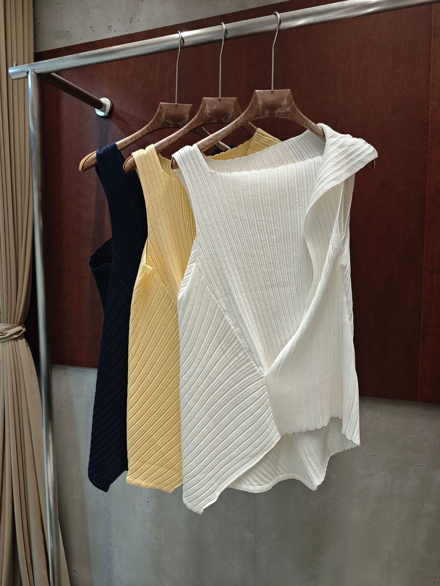 NO:909105,VC 2026 early autumn new asymmetrical cross-pleated sleeveless knitted top, two colors and three sizes, sml real photos,,19860909VC 2026早秋新款不对称交叉褶裥无袖针织上衣 两色三码 sml 实拍图,,,Women's clothing
